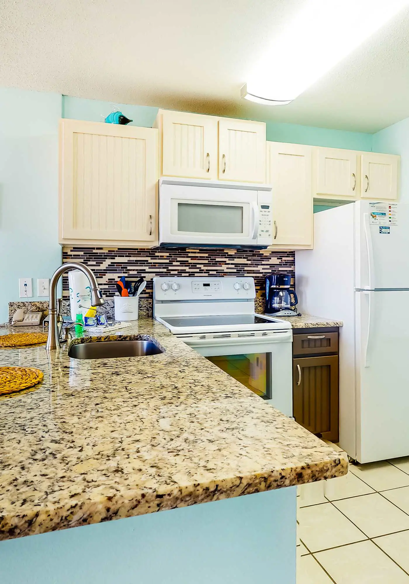 Second Floor Condo w Shared Pool & Hot Tub, WiFi, Central AC, and Washer Dryer