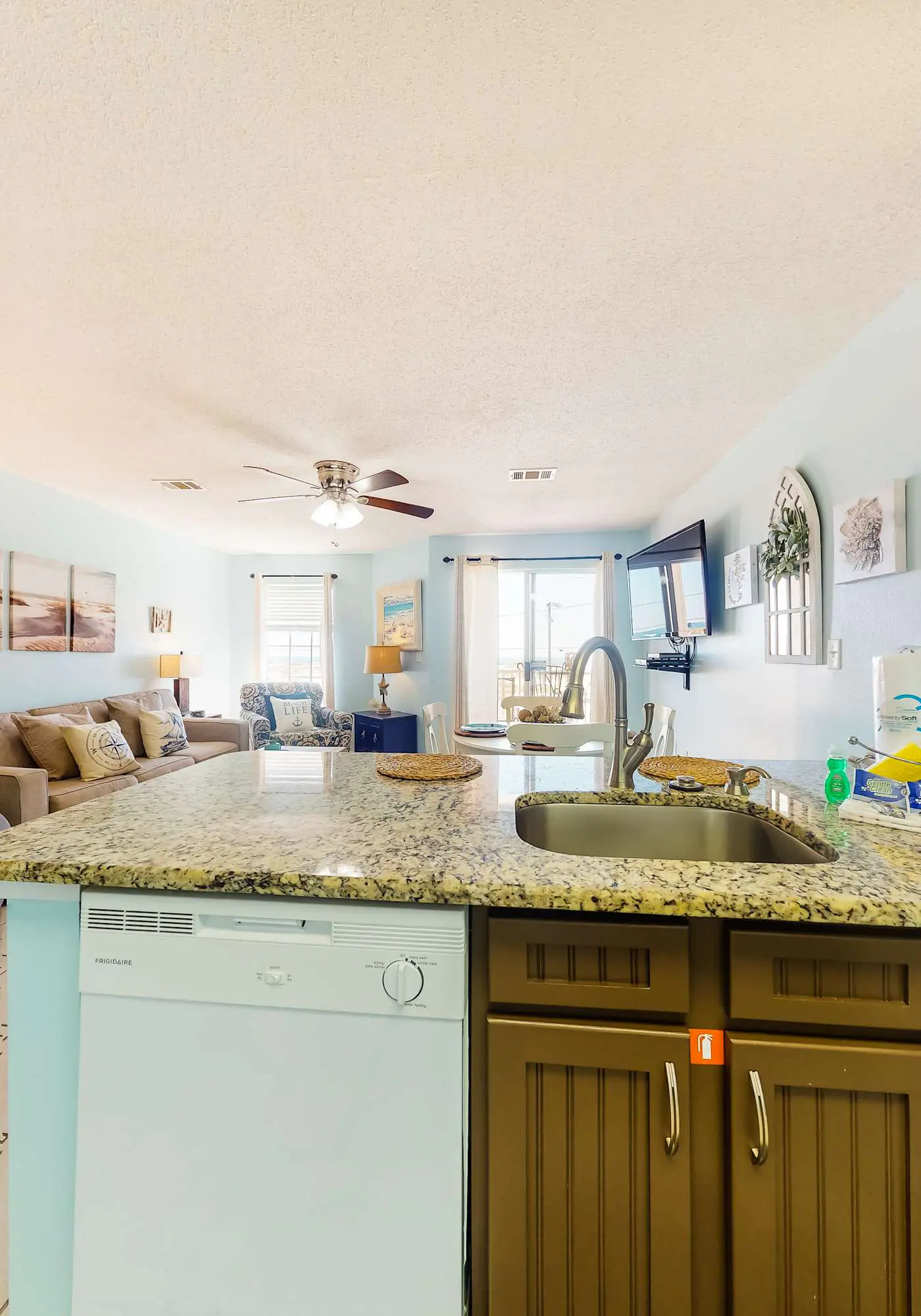 Second Floor Condo w Shared Pool & Hot Tub, WiFi, Central AC, and Washer Dryer