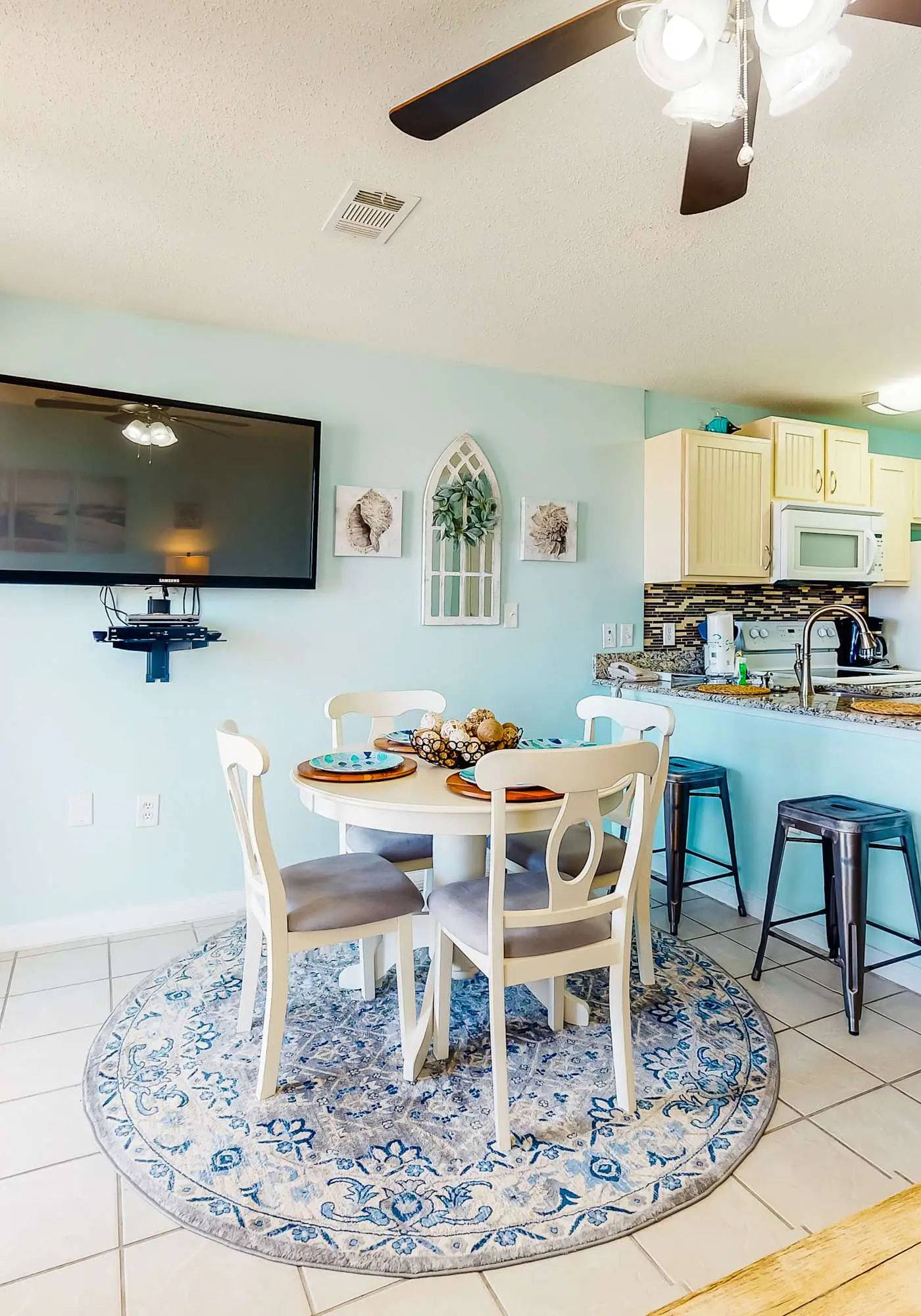 Second Floor Condo w Shared Pool & Hot Tub, WiFi, Central AC, and Washer Dryer