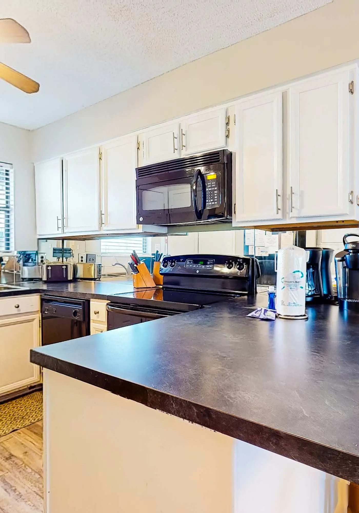 Condo with parking and location near the beach, pools, amazing views