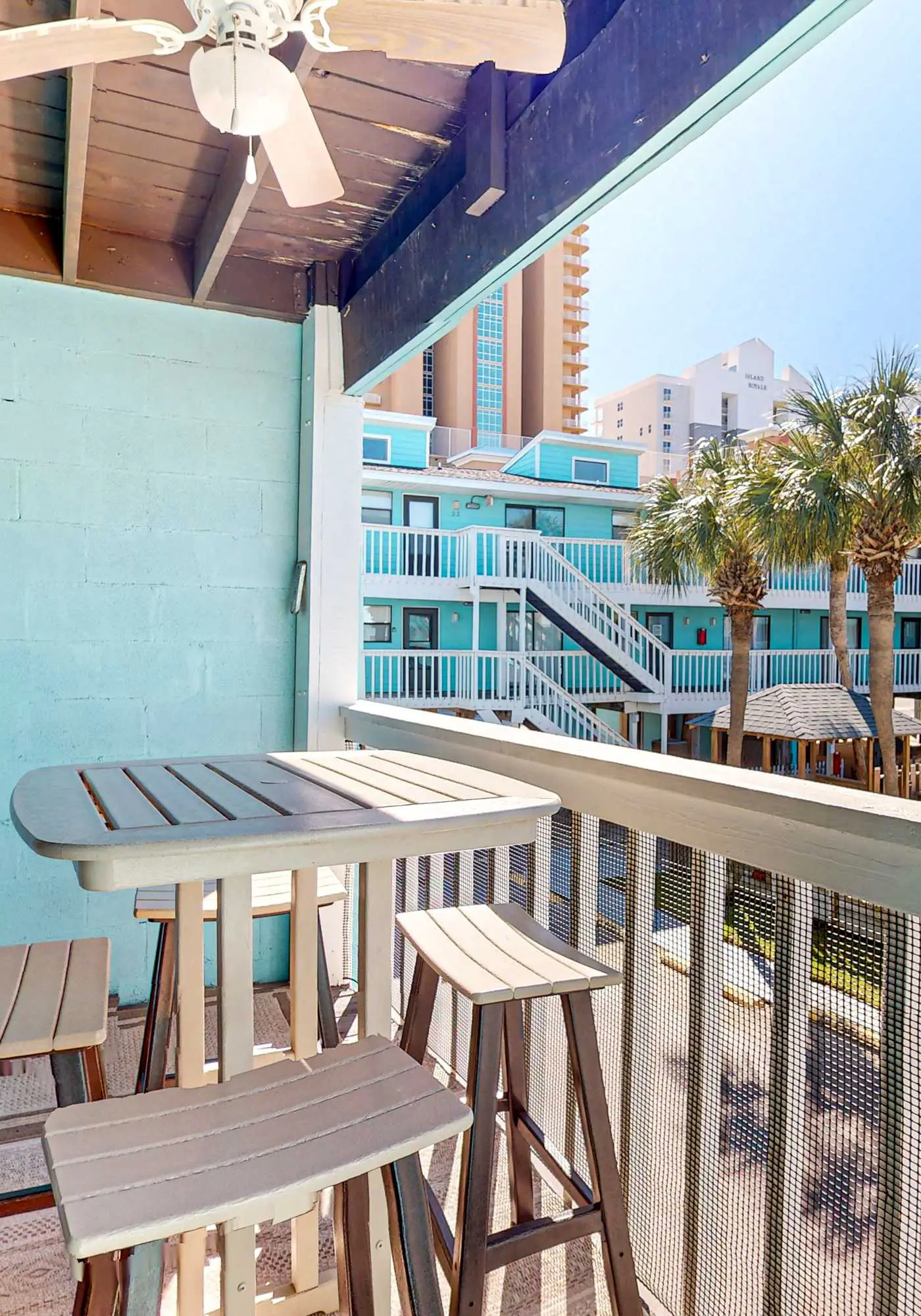 Condo with parking and location near the beach, pools, amazing views