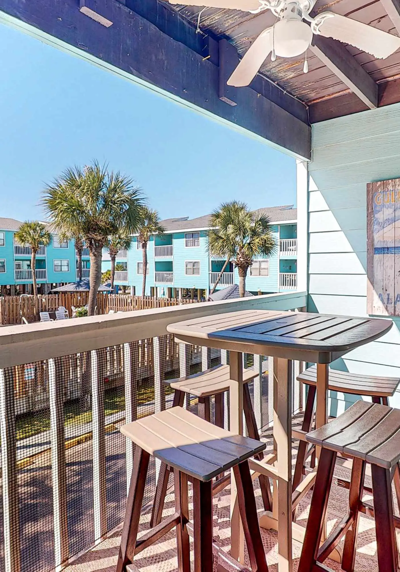 Condo with parking and location near the beach, pools, amazing views