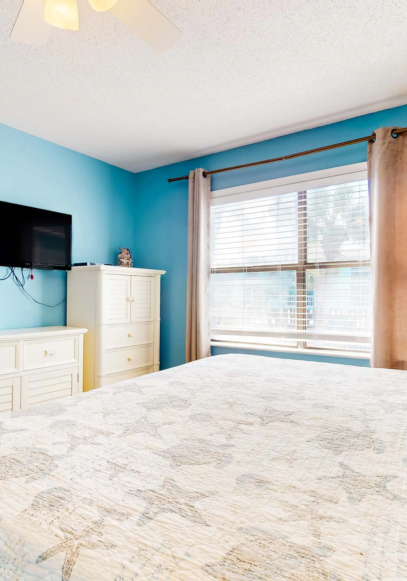 Condo with parking and location near the beach, pools, amazing views