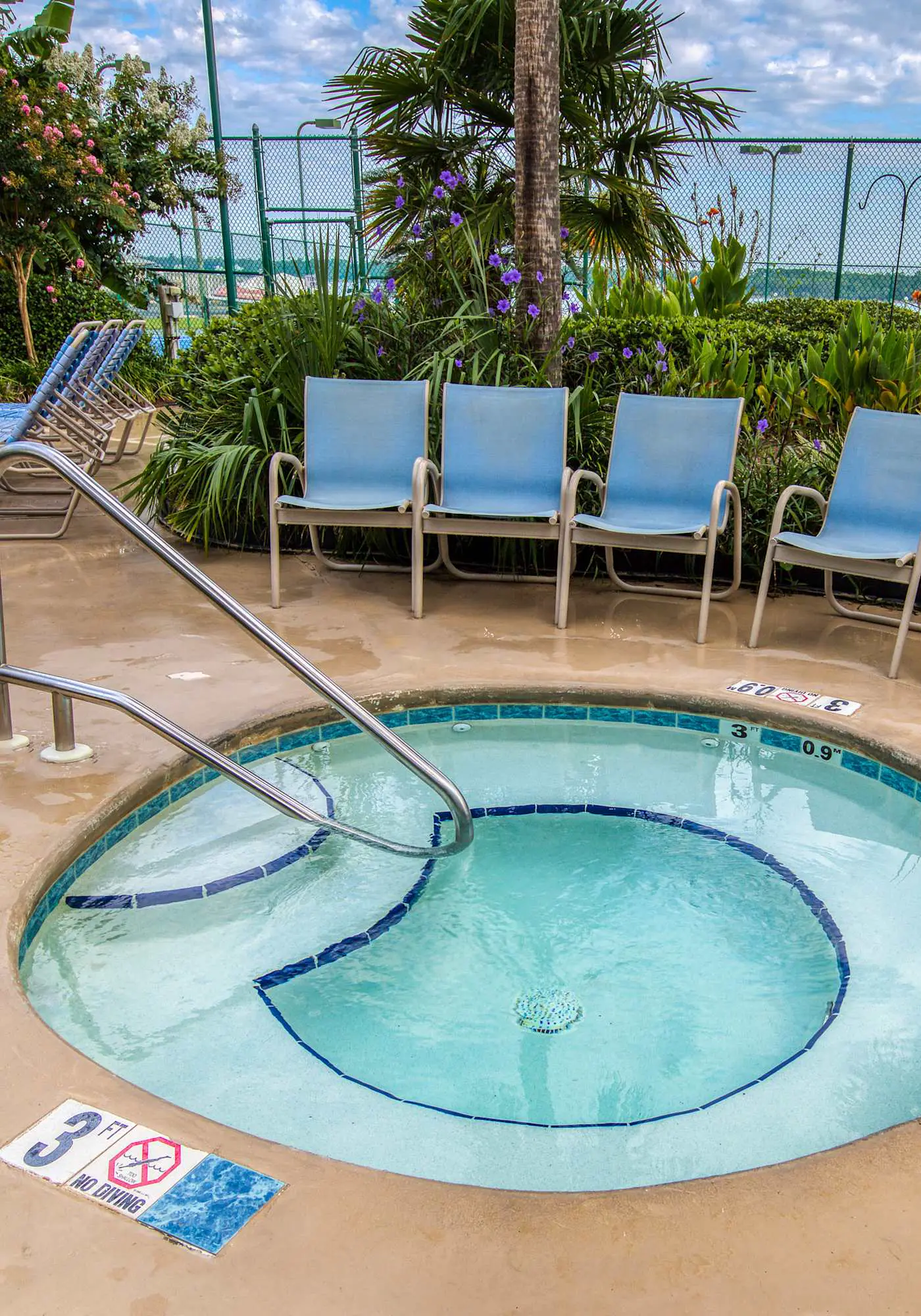 Spacious condo with pool & hot tub - tennis available on-site