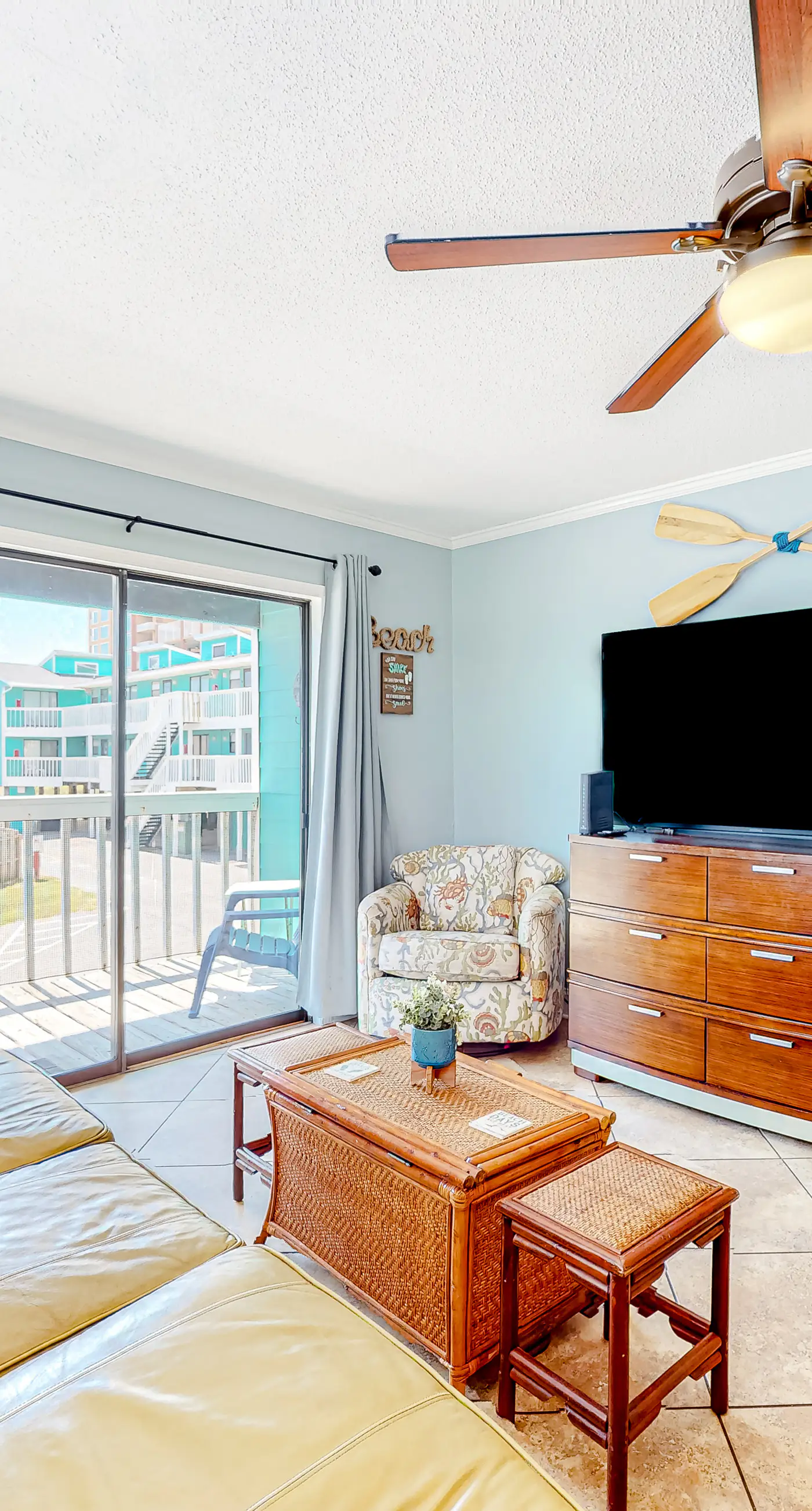 Beautiful condo near the beach with 2 outdoor pools and beach access