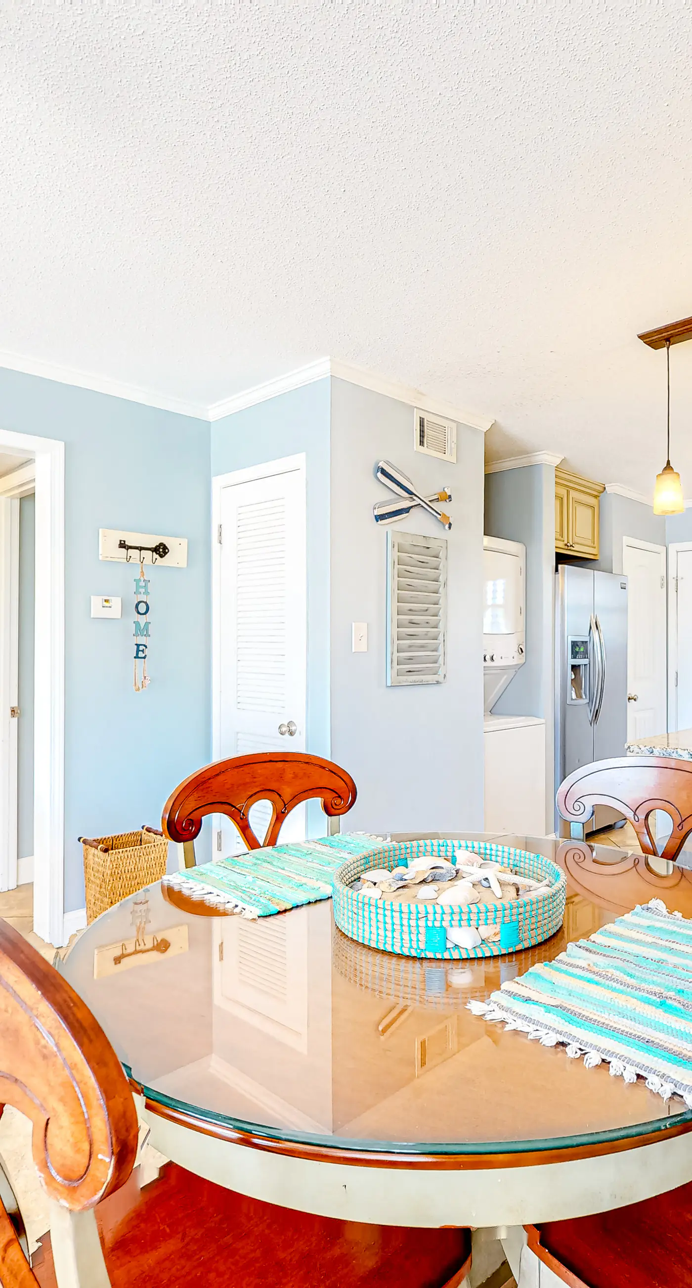 Beautiful condo near the beach with 2 outdoor pools and beach access