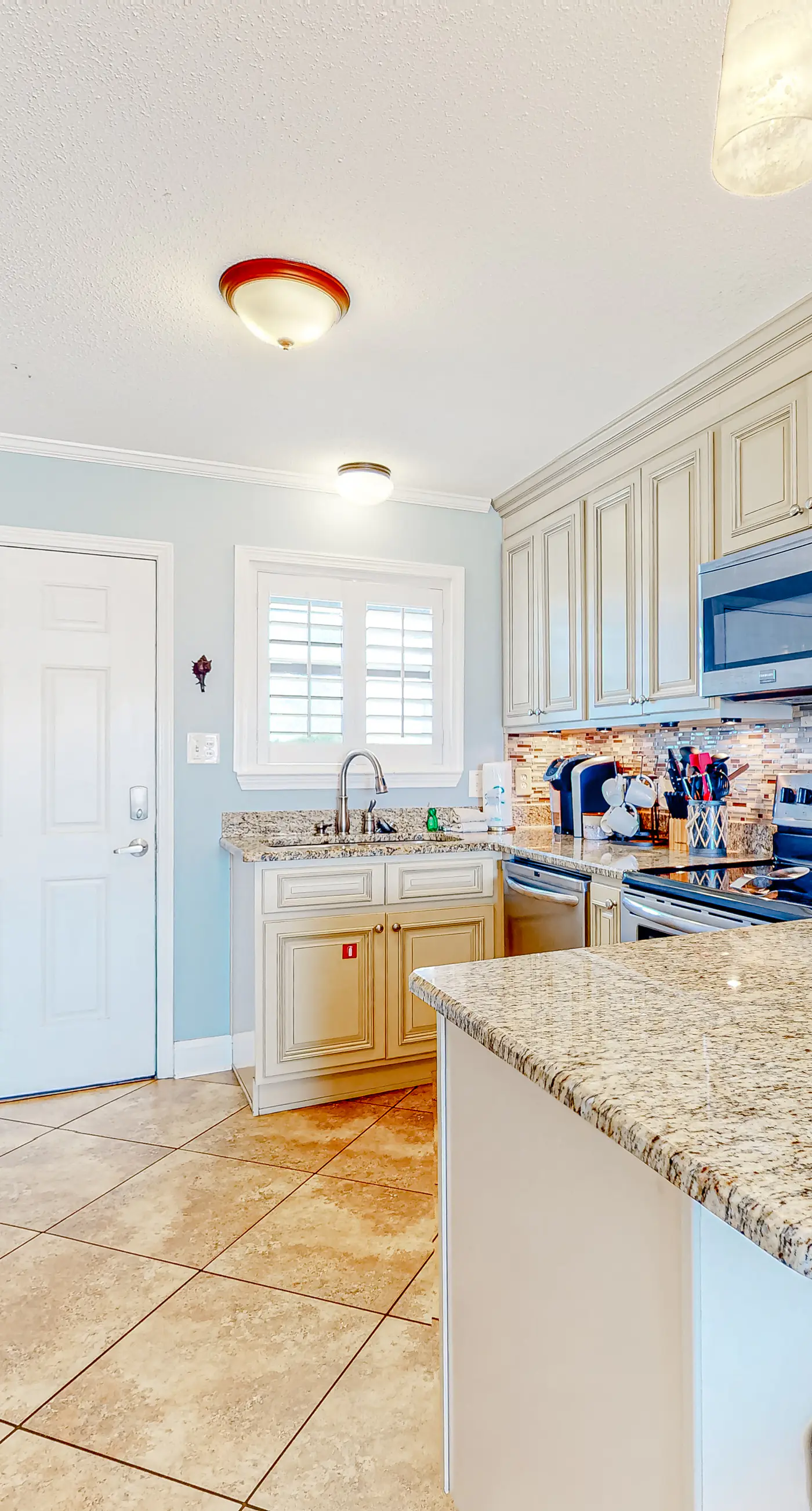 Beautiful condo near the beach with 2 outdoor pools and beach access