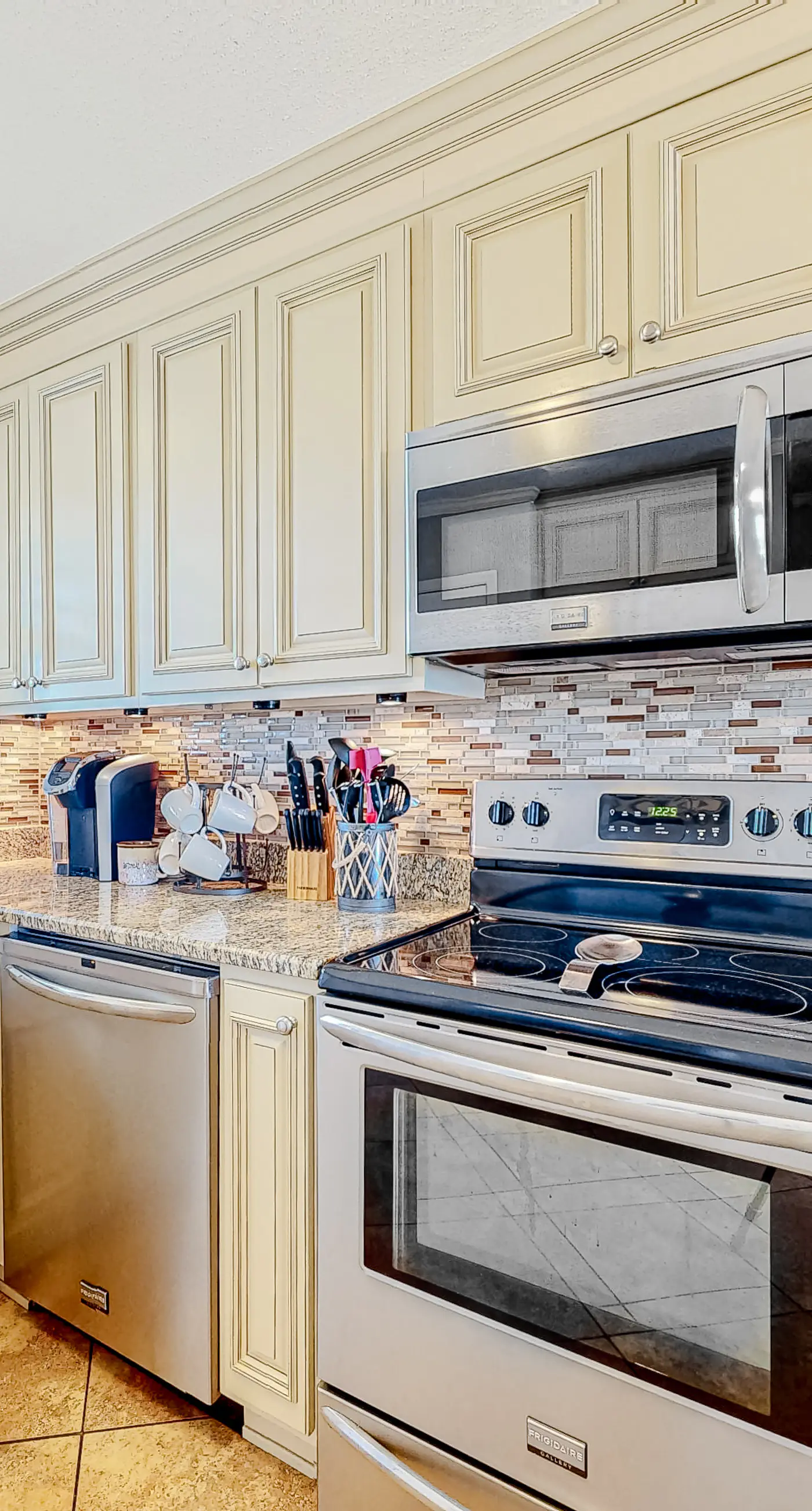 Beautiful condo near the beach with 2 outdoor pools and beach access