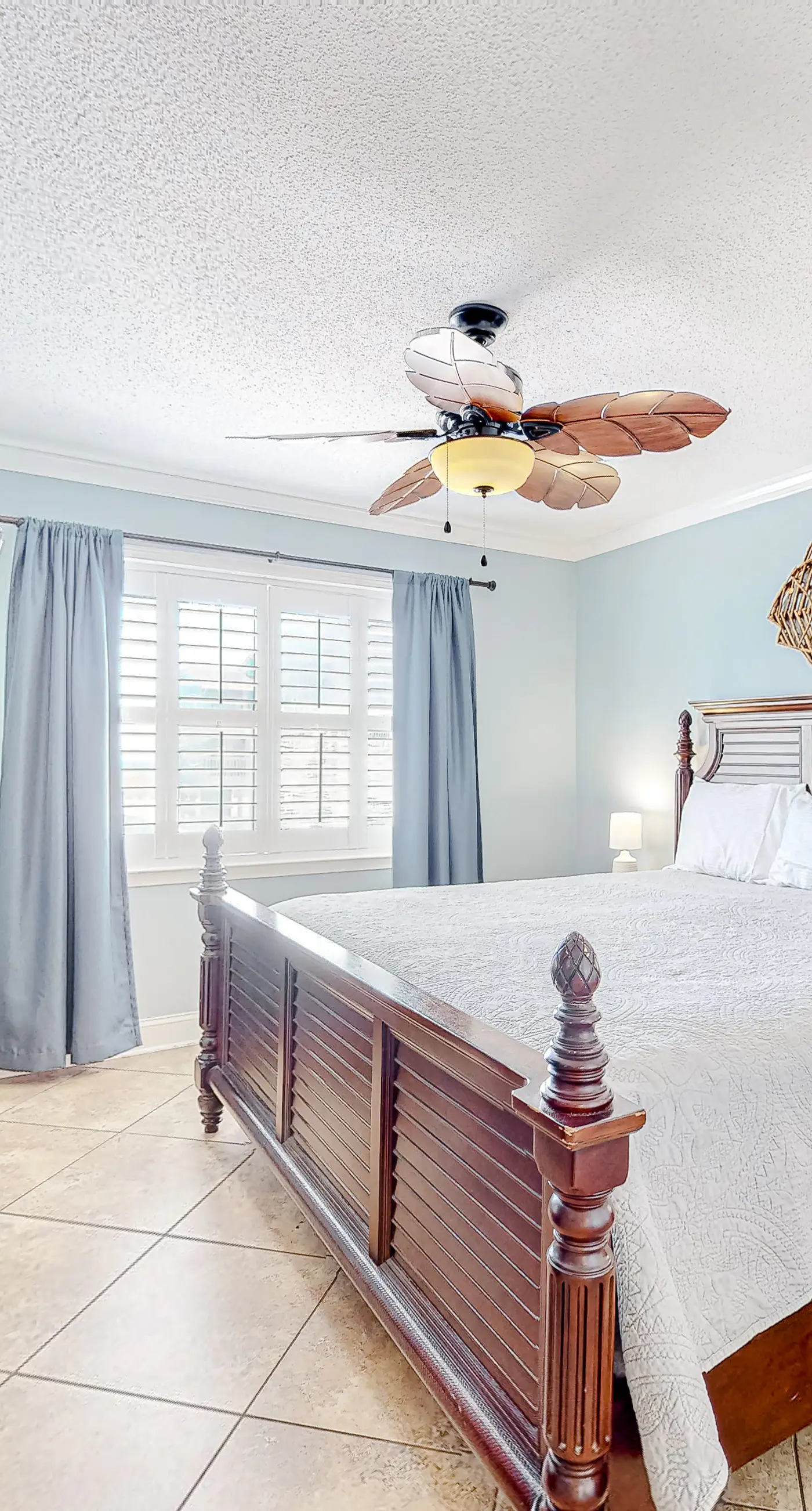 Beautiful condo near the beach with 2 outdoor pools and beach access