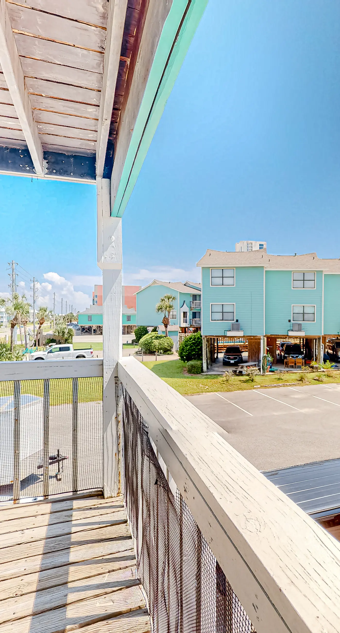 Beautiful condo near the beach with 2 outdoor pools and beach access