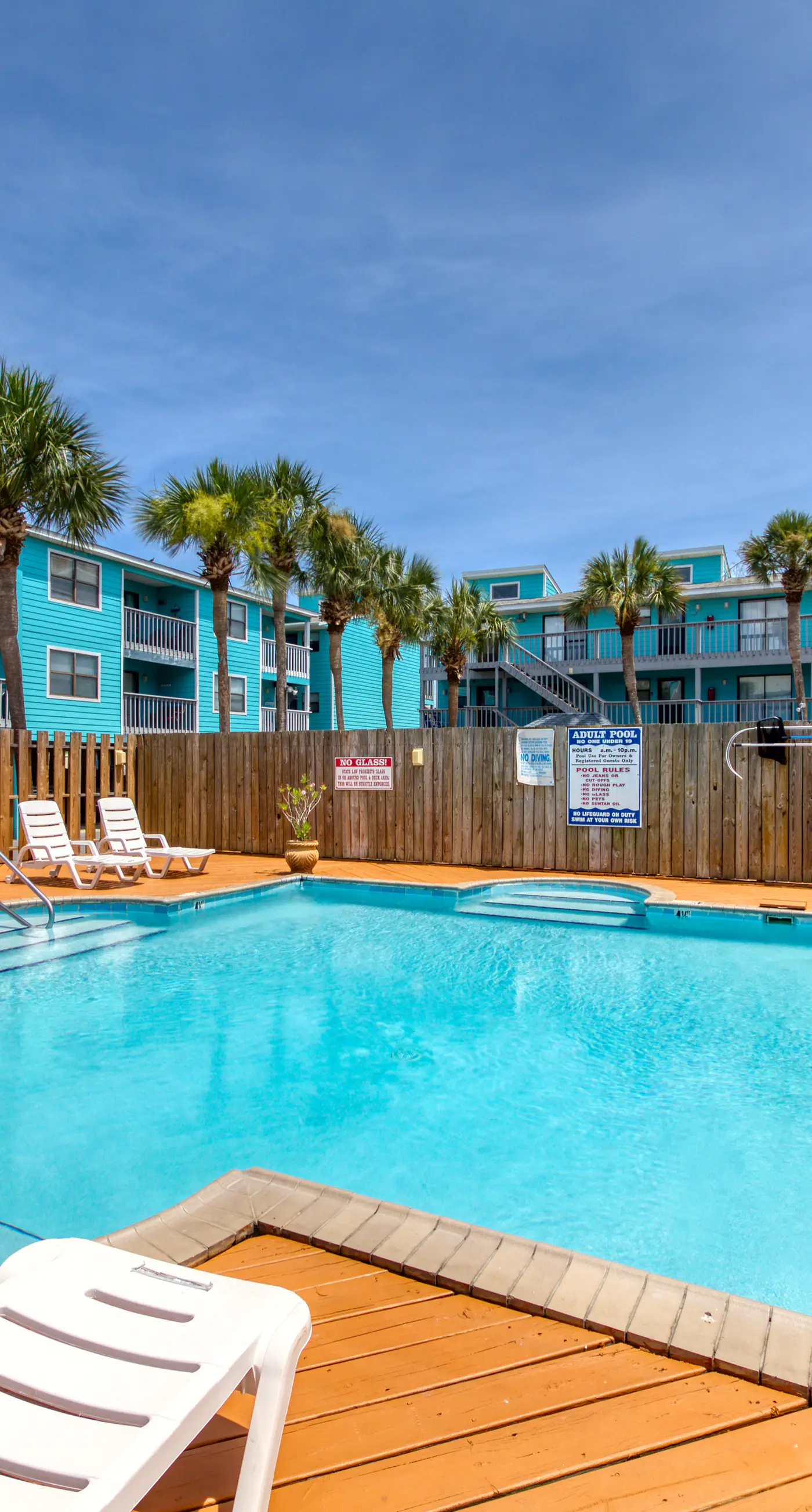 Beautiful condo near the beach with 2 outdoor pools and beach access