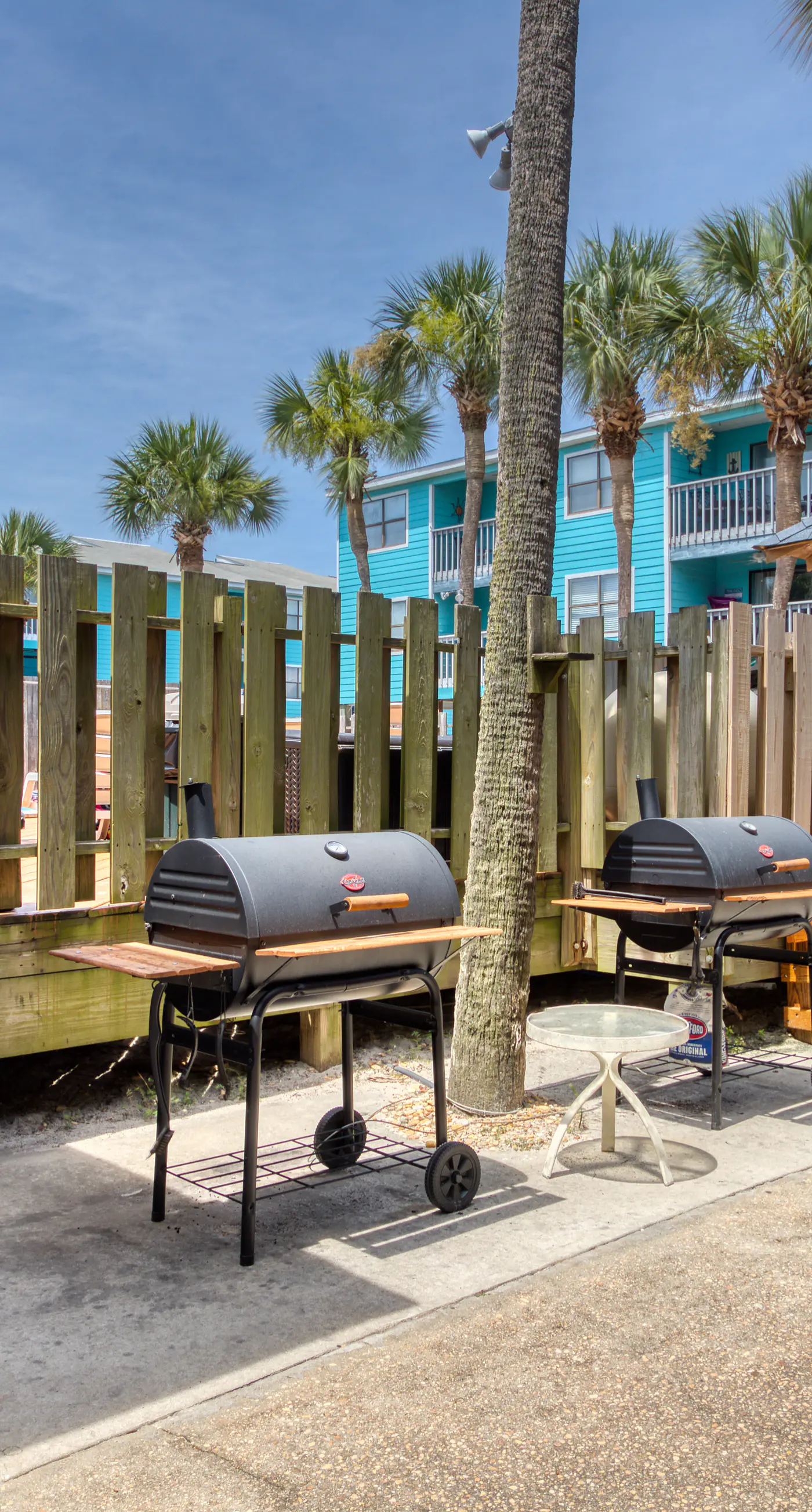 Beautiful condo near the beach with 2 outdoor pools and beach access