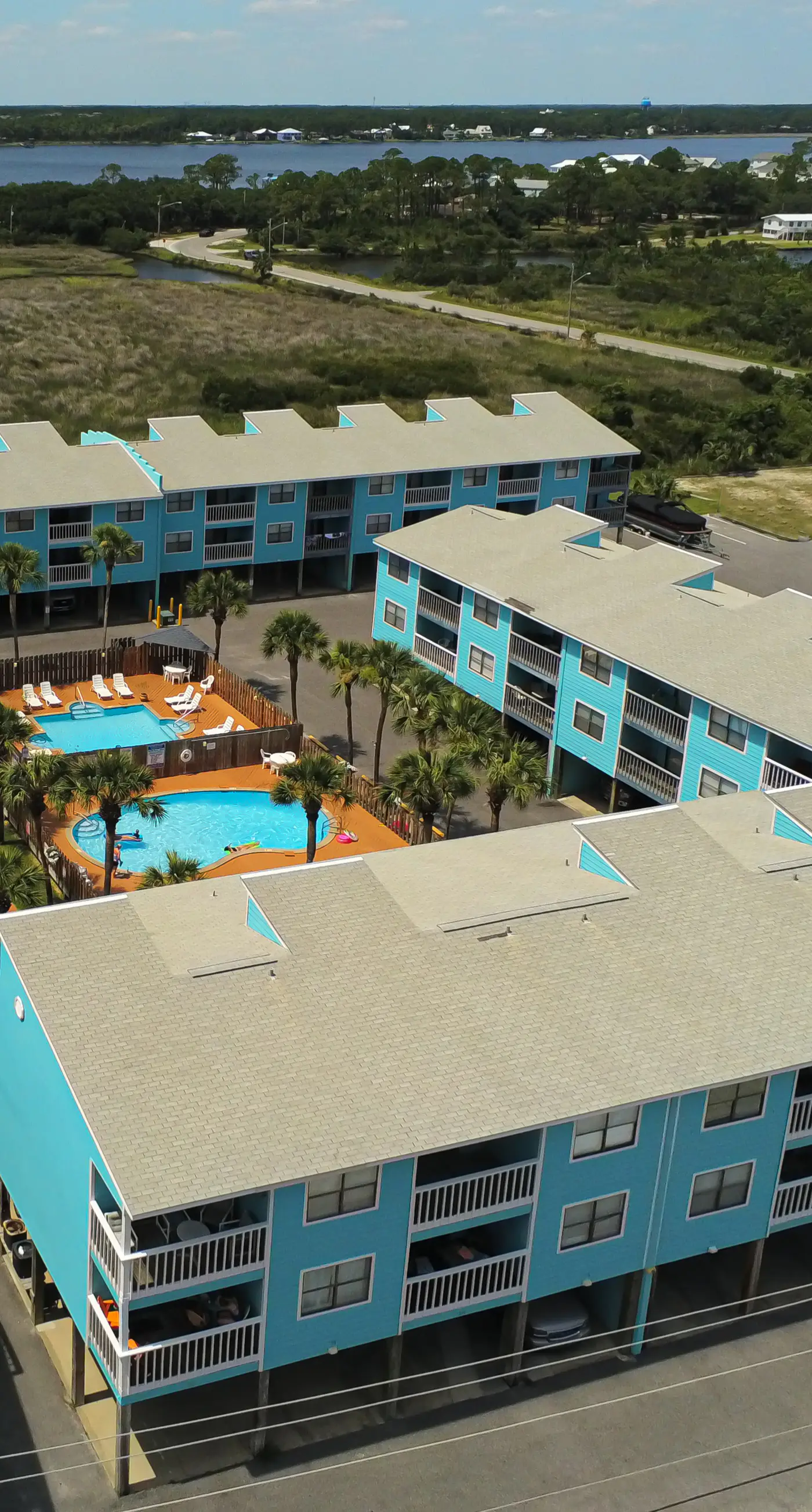 Beautiful condo near the beach with 2 outdoor pools and beach access