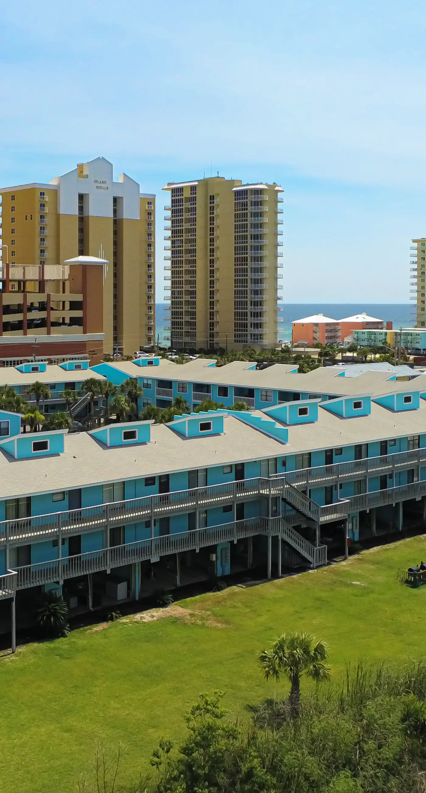 Beautiful condo near the beach with 2 outdoor pools and beach access