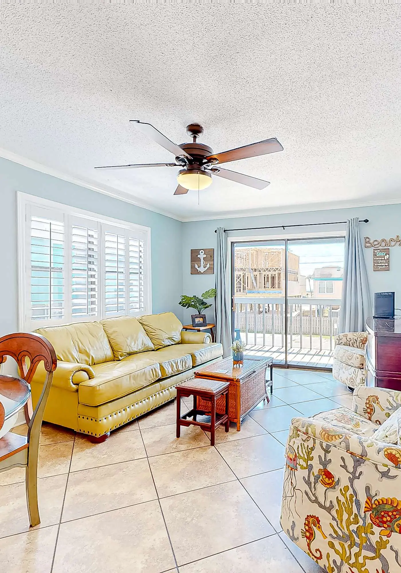 Beautiful condo near the beach with 2 outdoor pools and beach access