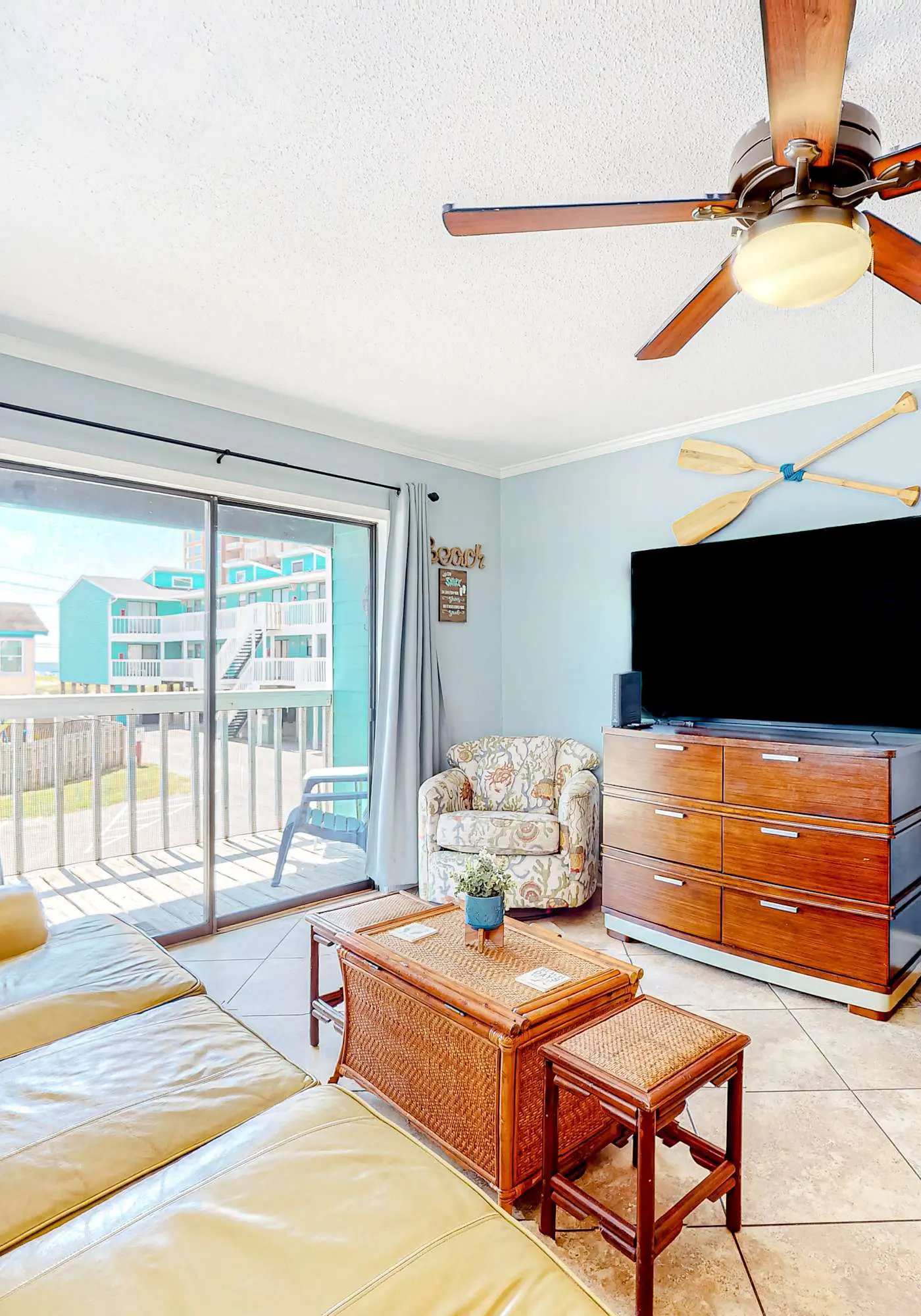 Beautiful condo near the beach with 2 outdoor pools and beach access