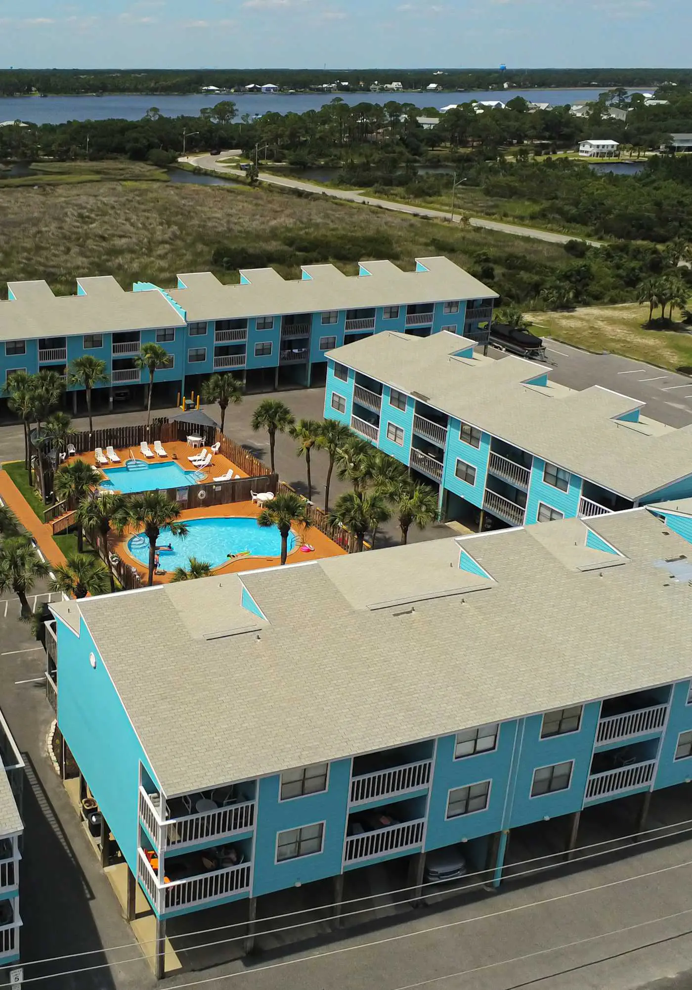Beautiful condo near the beach with 2 outdoor pools and beach access