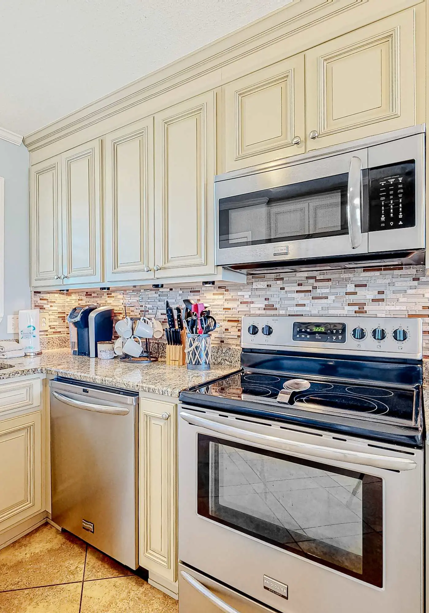 Beautiful condo near the beach with 2 outdoor pools and beach access