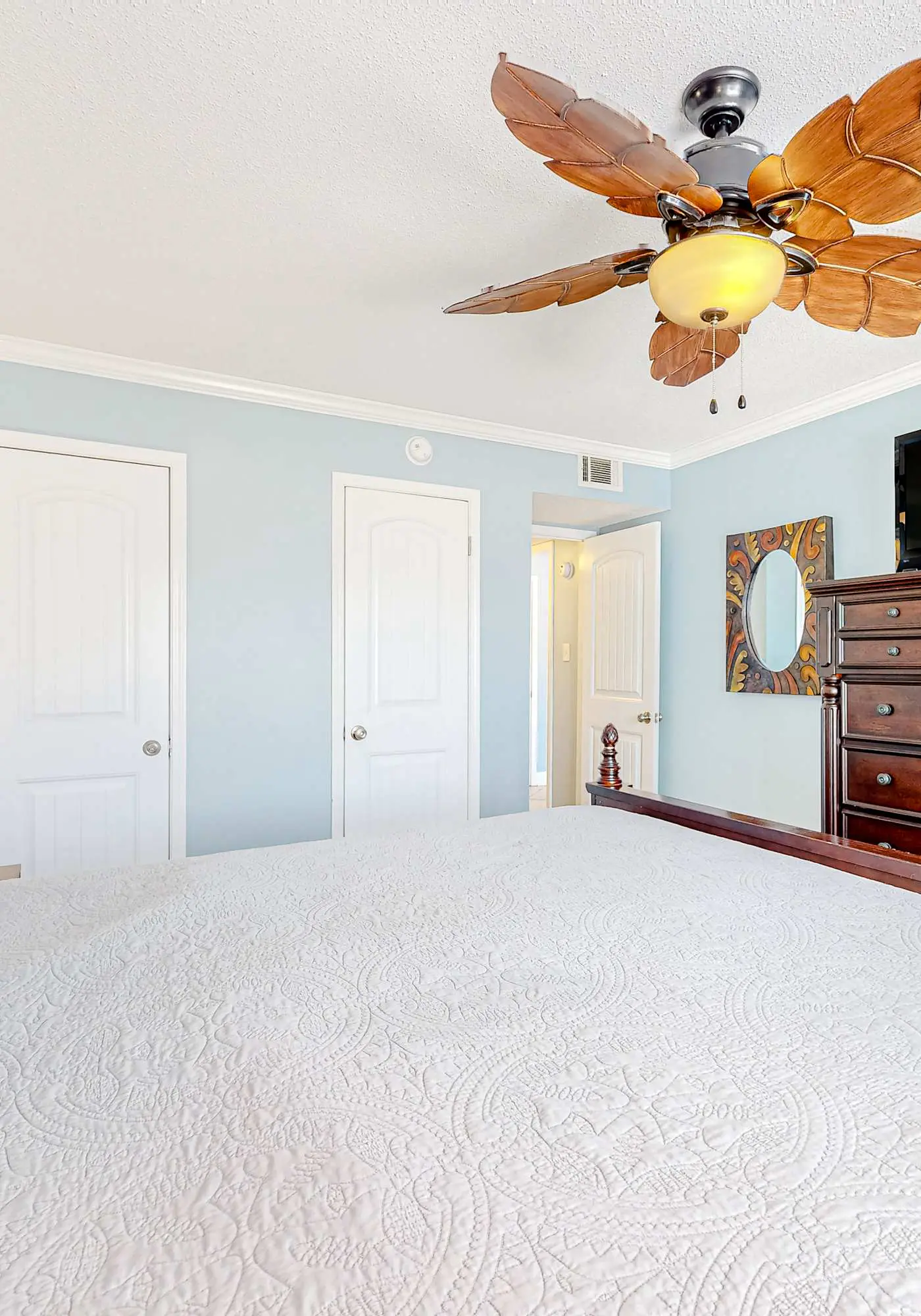 Beautiful condo near the beach with 2 outdoor pools and beach access