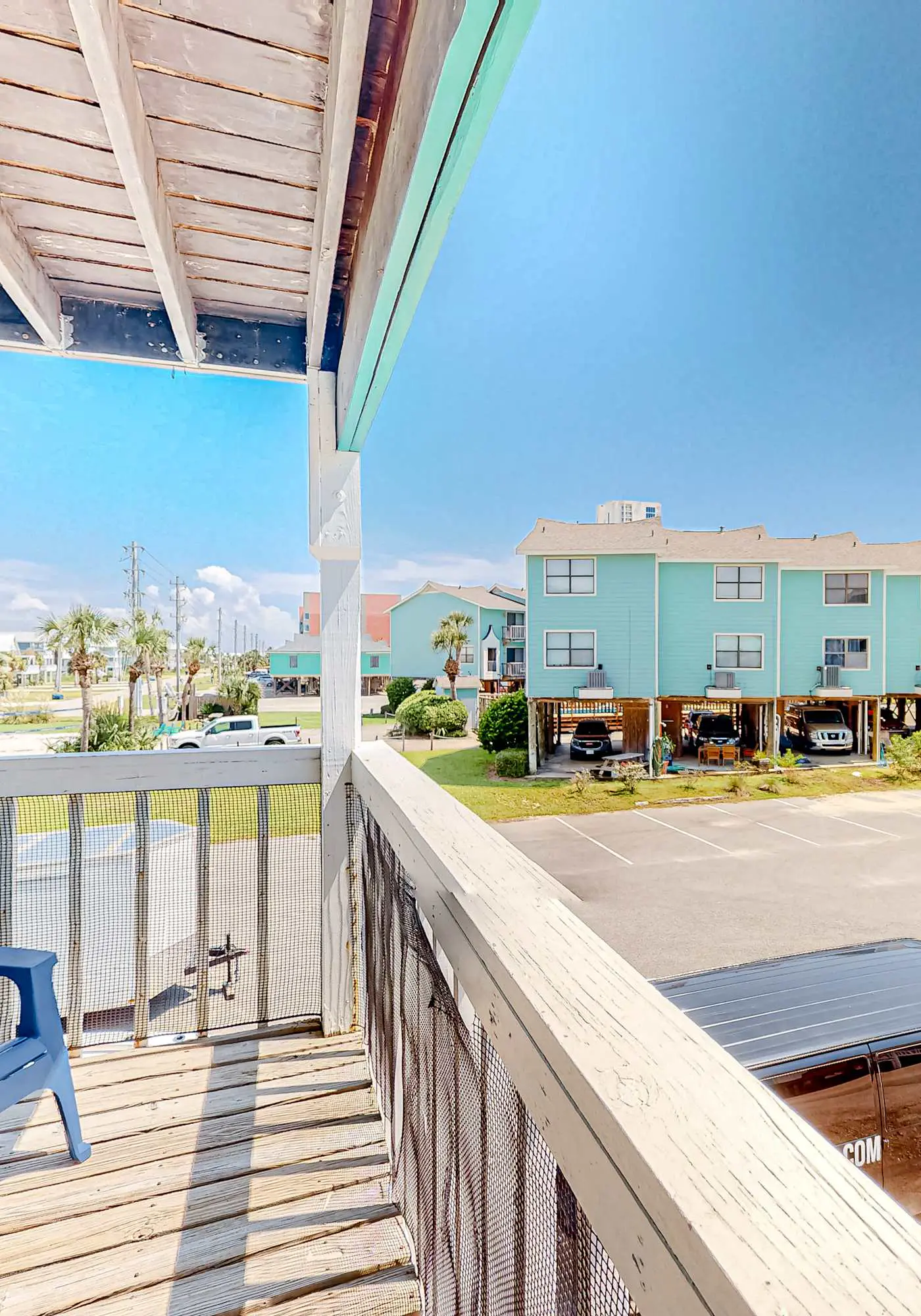 Beautiful condo near the beach with 2 outdoor pools and beach access
