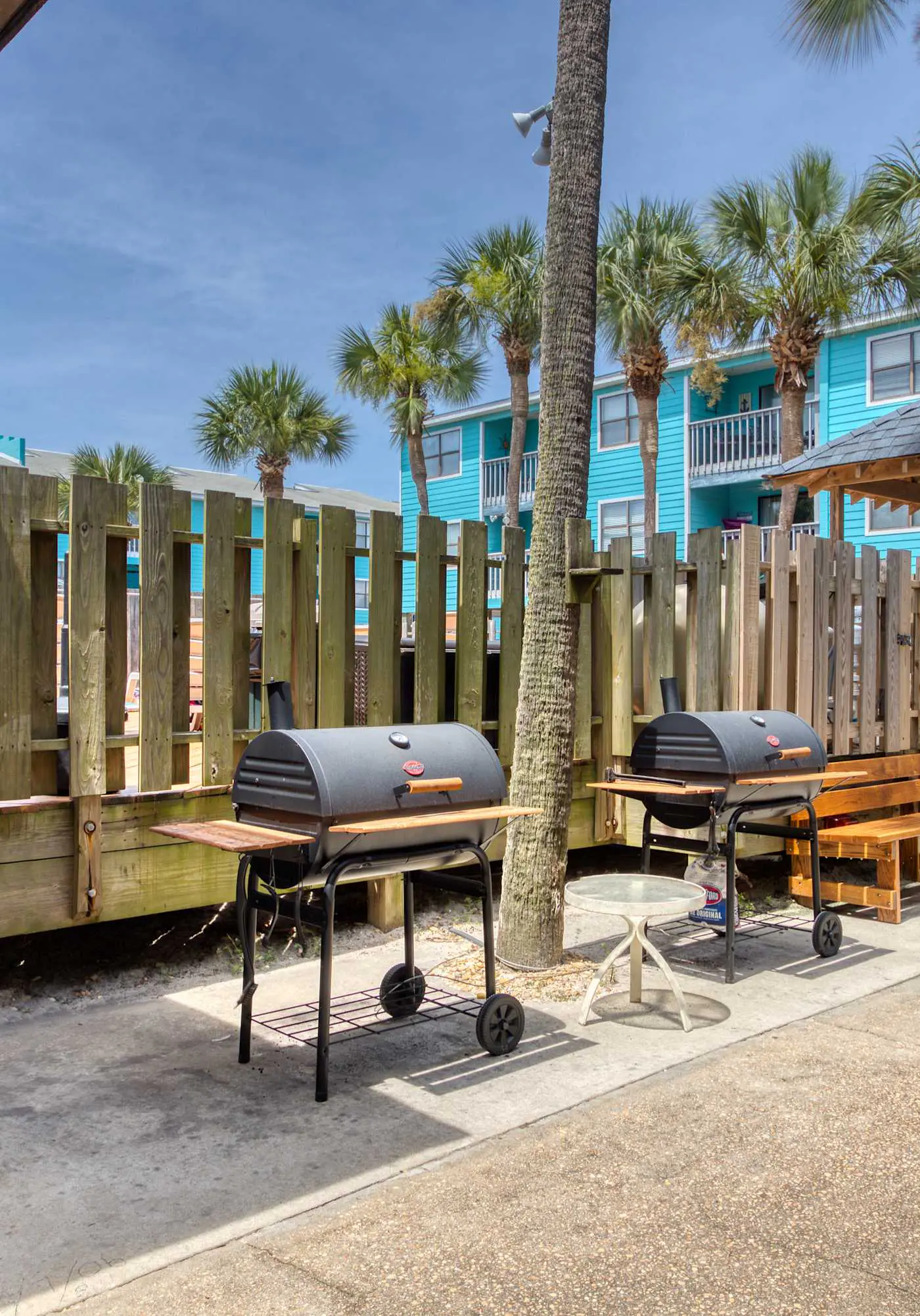 Beautiful condo near the beach with 2 outdoor pools and beach access