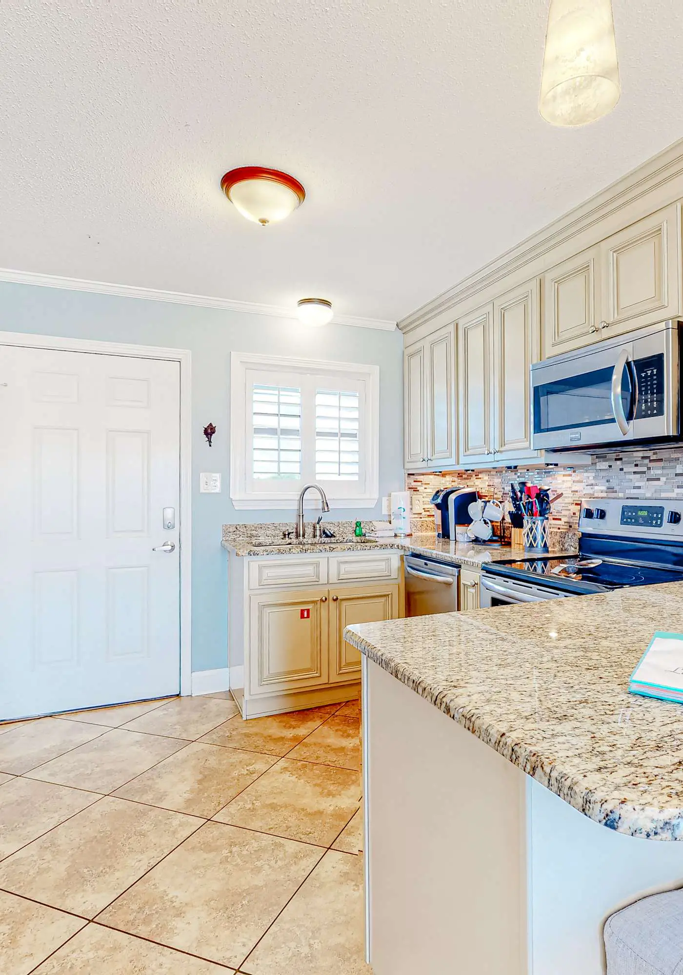 Beautiful condo near the beach with 2 outdoor pools and beach access