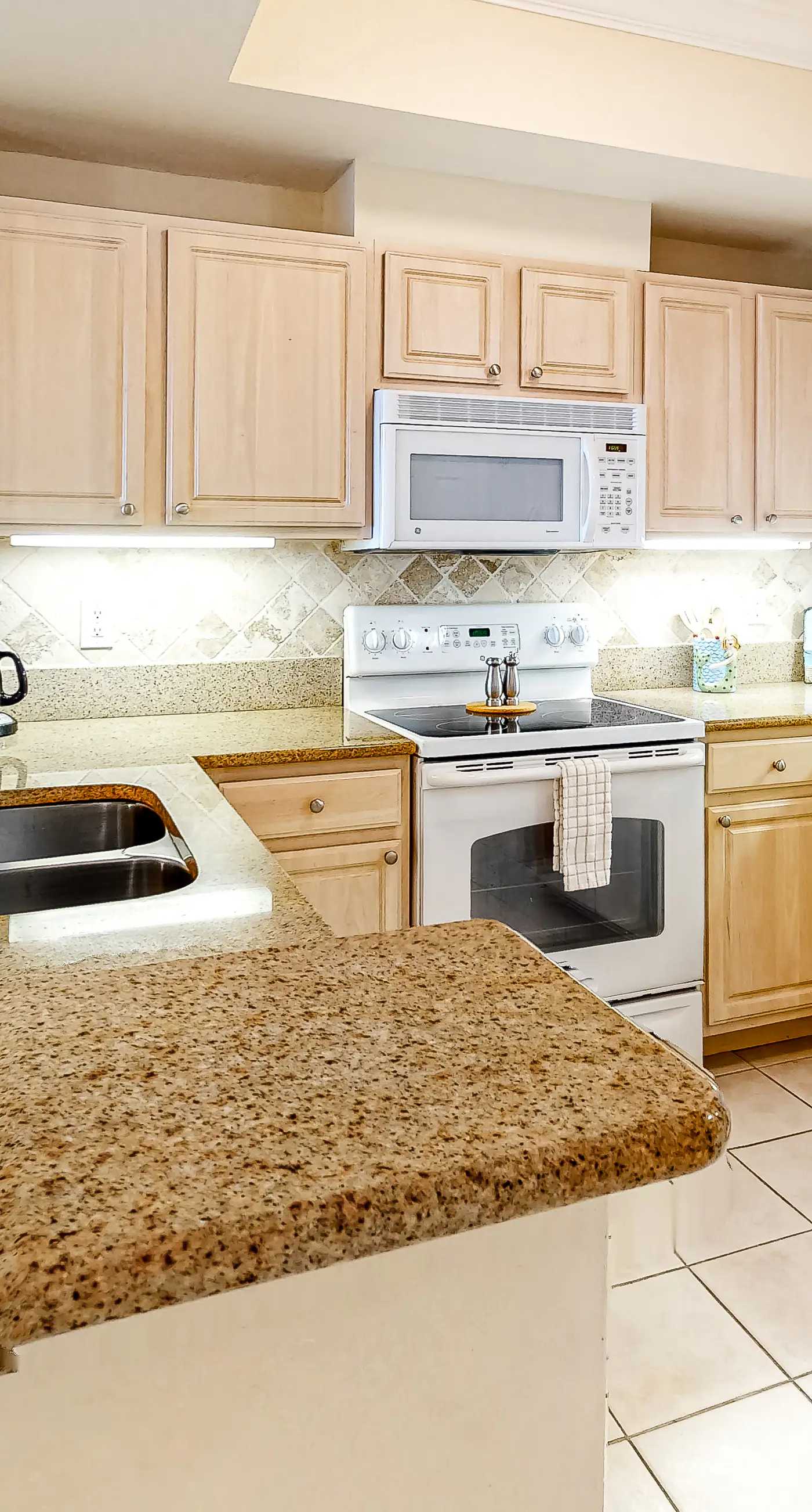 Gulf-view condo with outdoor & indoor pools, hot tub, lazy river & beach access