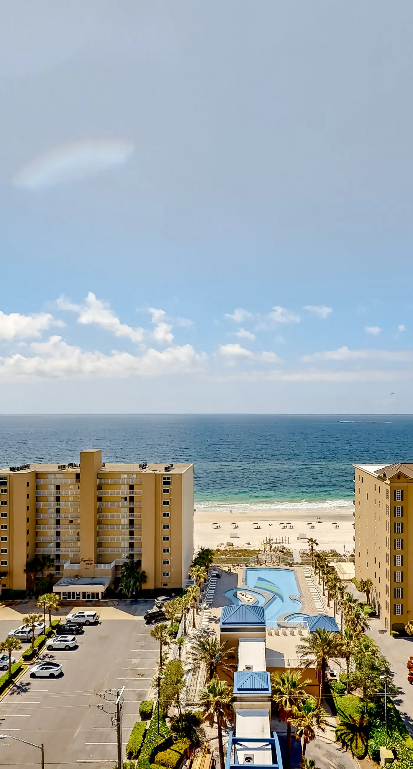 Centrally located condo w/ picturesque views & shared pools/lazy river