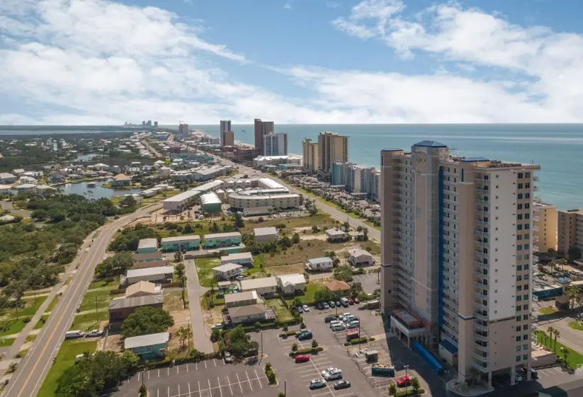 Centrally located condo w/ picturesque views & shared pools/lazy river