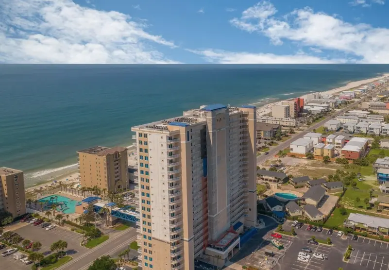 Centrally located condo w/ picturesque views & shared pools/lazy river