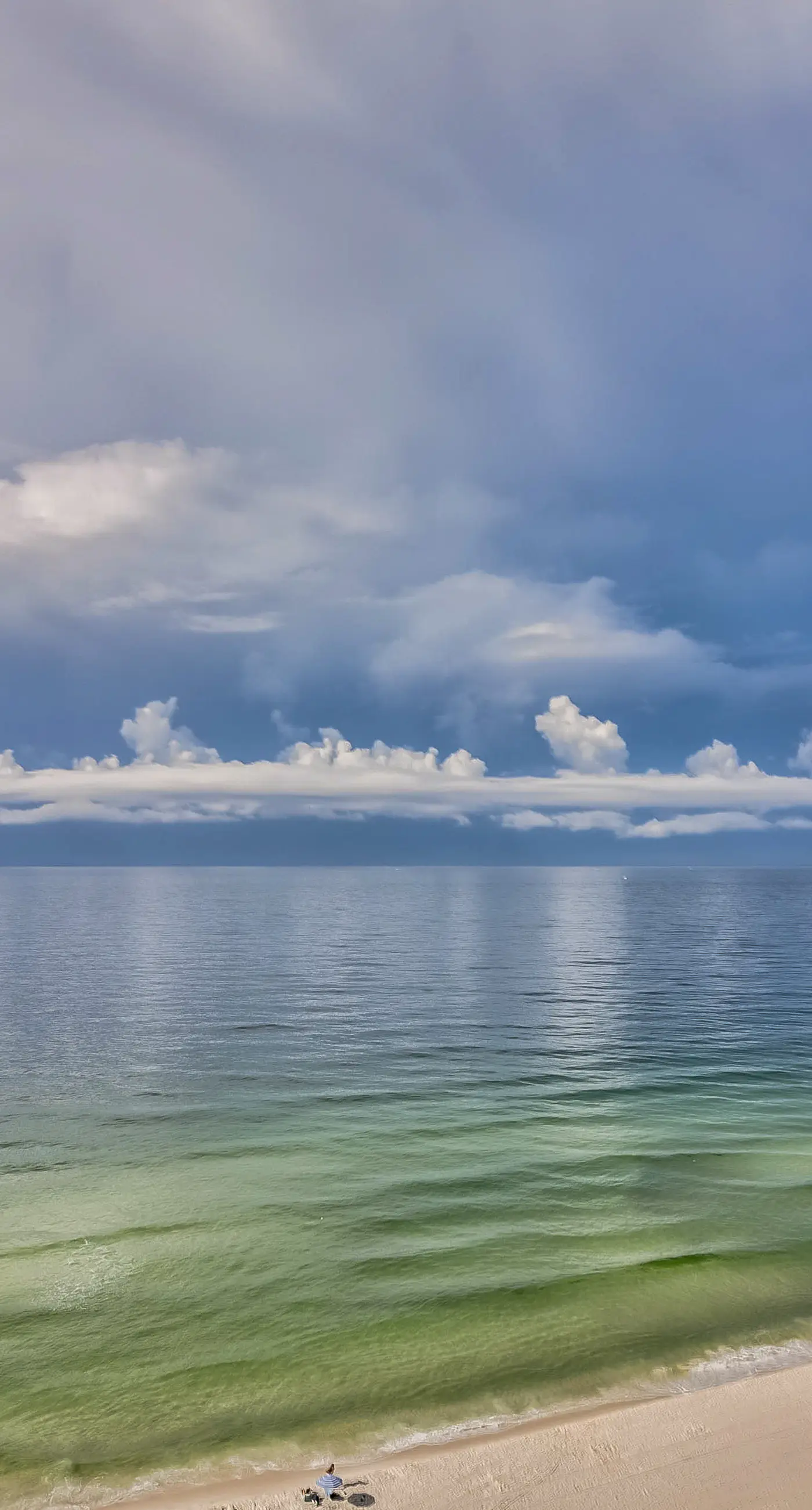 Centrally located condo w/ picturesque views & shared pools/lazy river