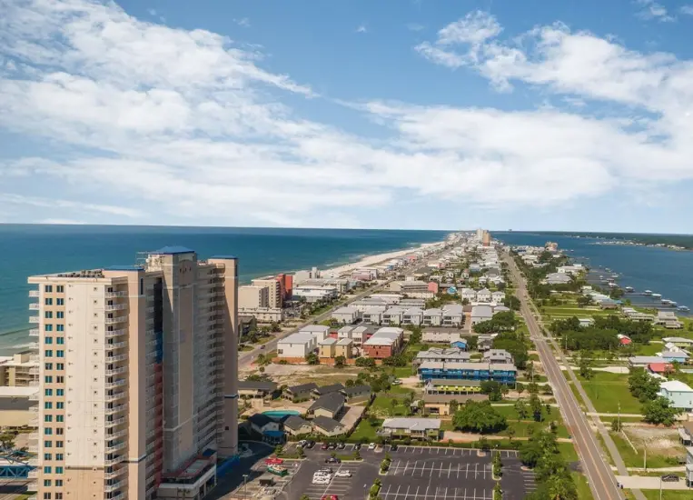 Centrally located condo w/ picturesque views & shared pools/lazy river