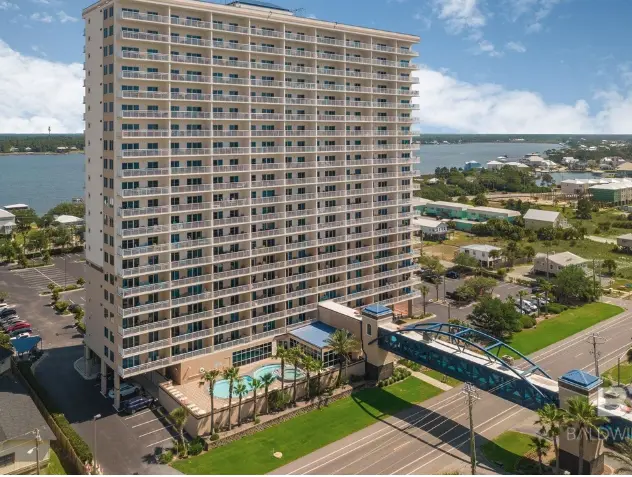 Centrally located condo w/ picturesque views & shared pools/lazy river