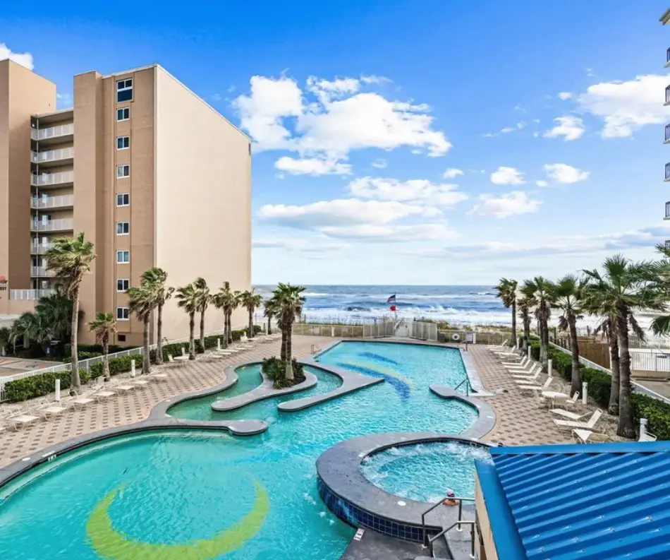 Centrally located condo w/ picturesque views & shared pools/lazy river