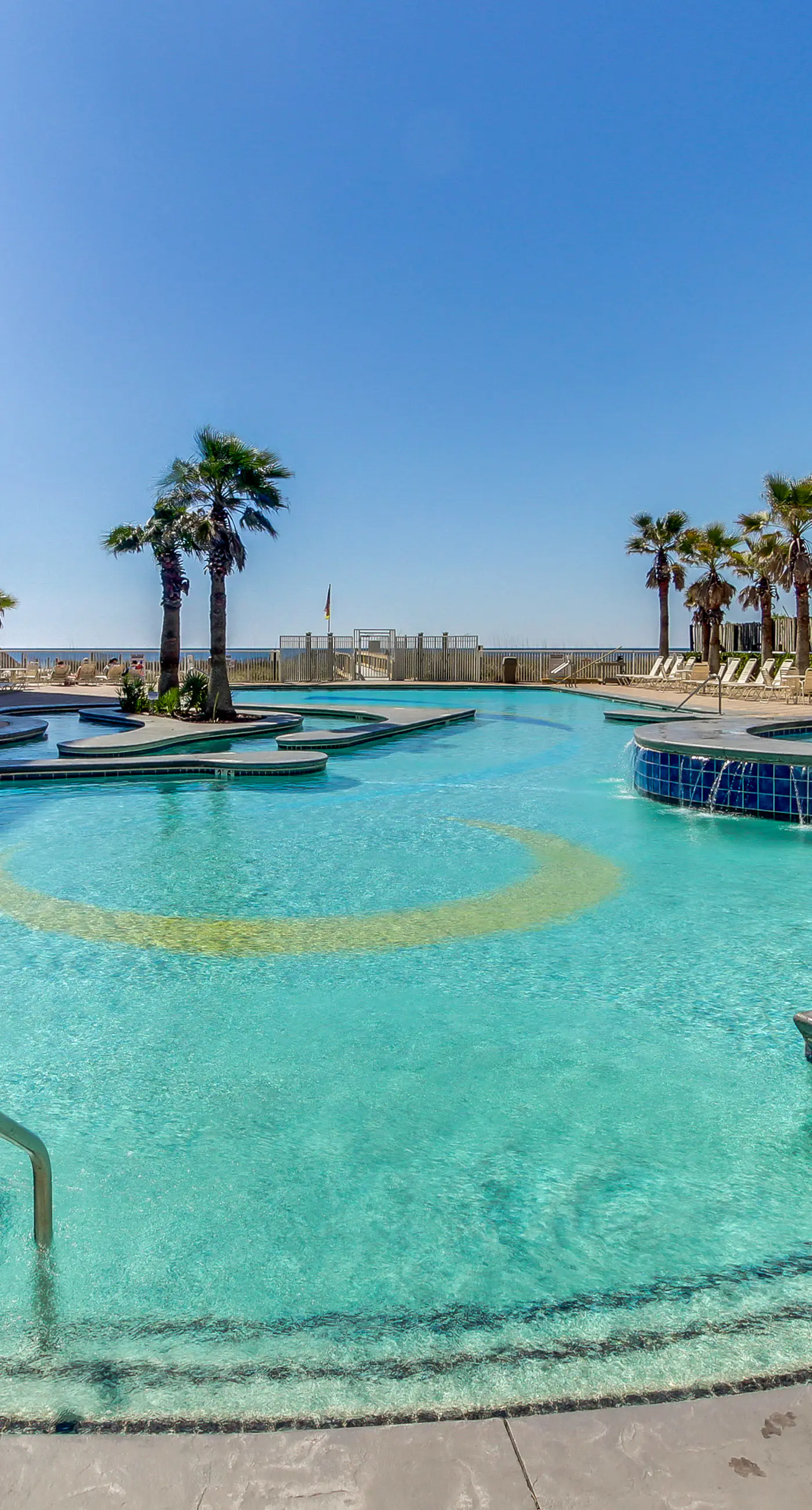 Centrally located condo w/ picturesque views & shared pools/lazy river