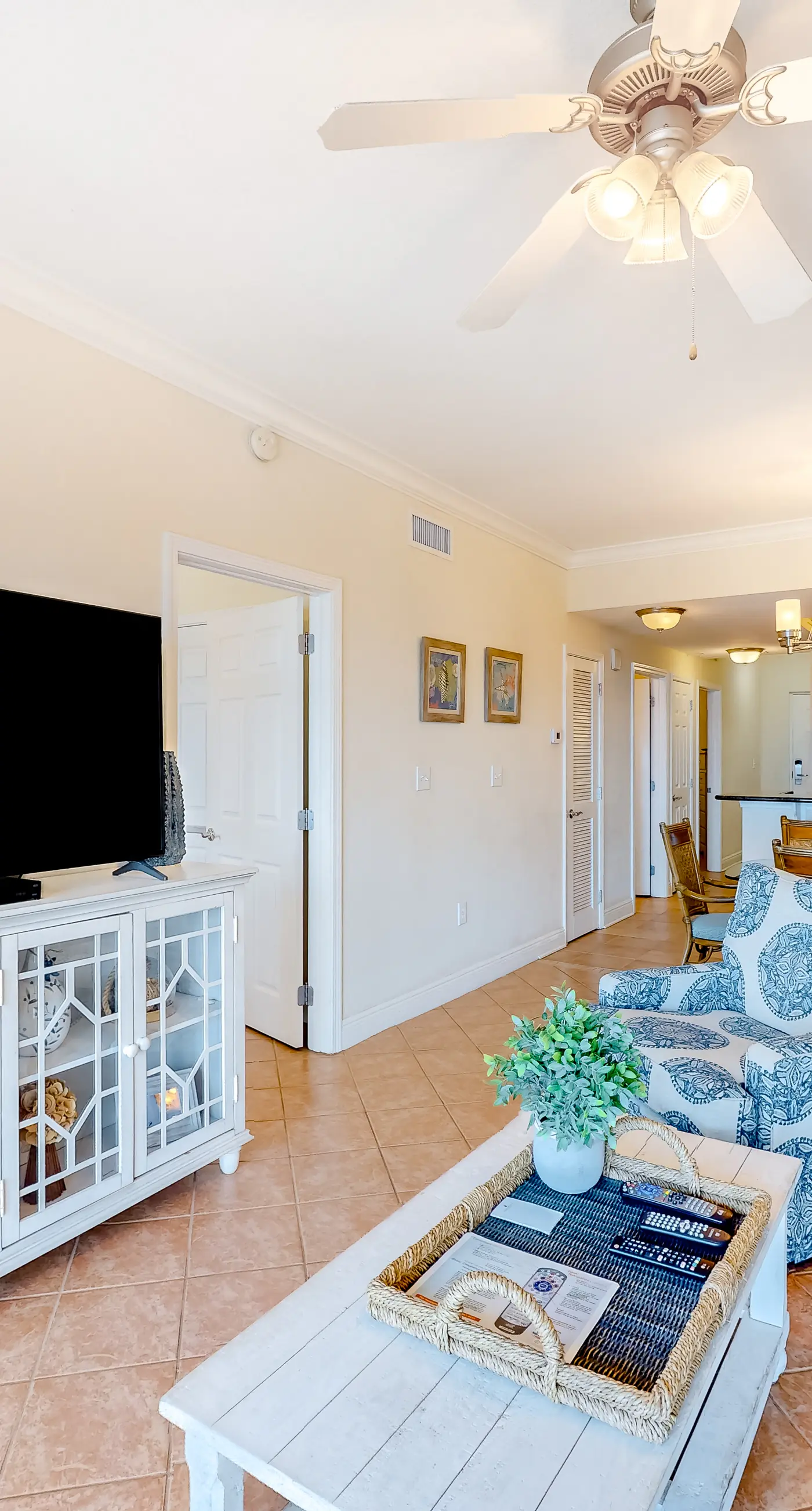 Centrally located condo w/ picturesque views & shared pools/lazy river