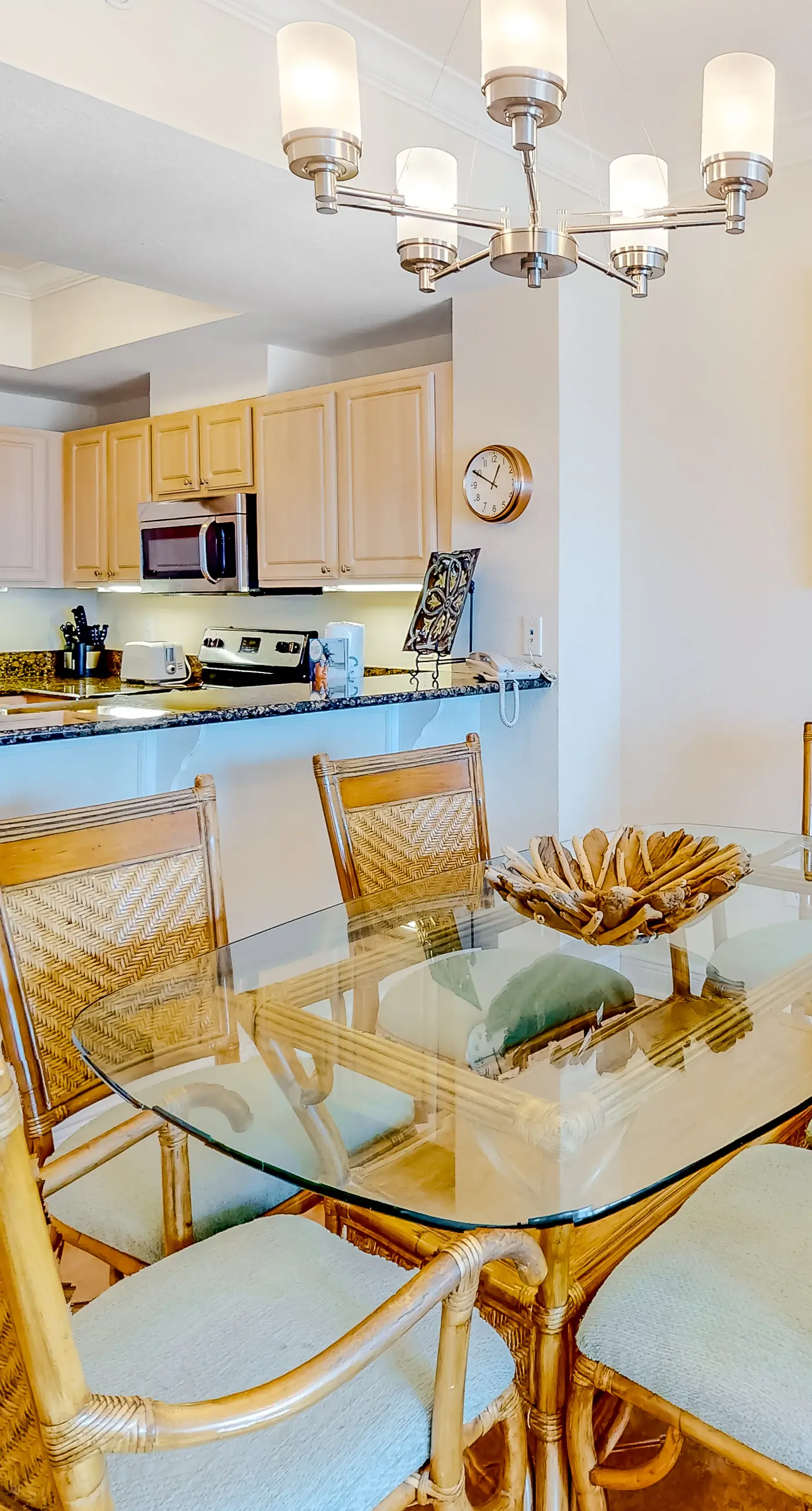 Centrally located condo w/ picturesque views & shared pools/lazy river