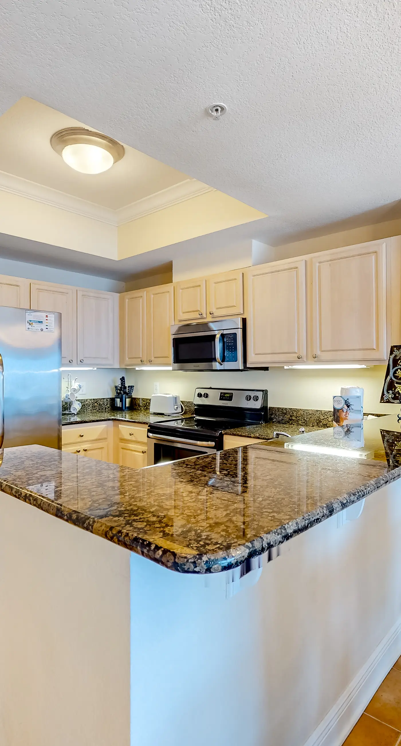 Centrally located condo w/ picturesque views & shared pools/lazy river