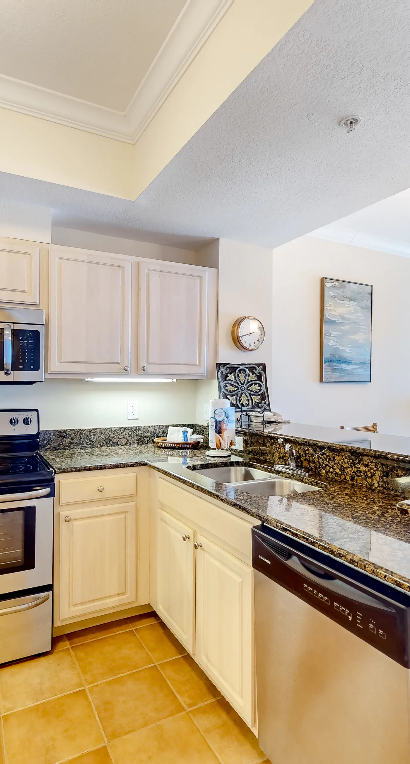 Centrally located condo w/ picturesque views & shared pools/lazy river