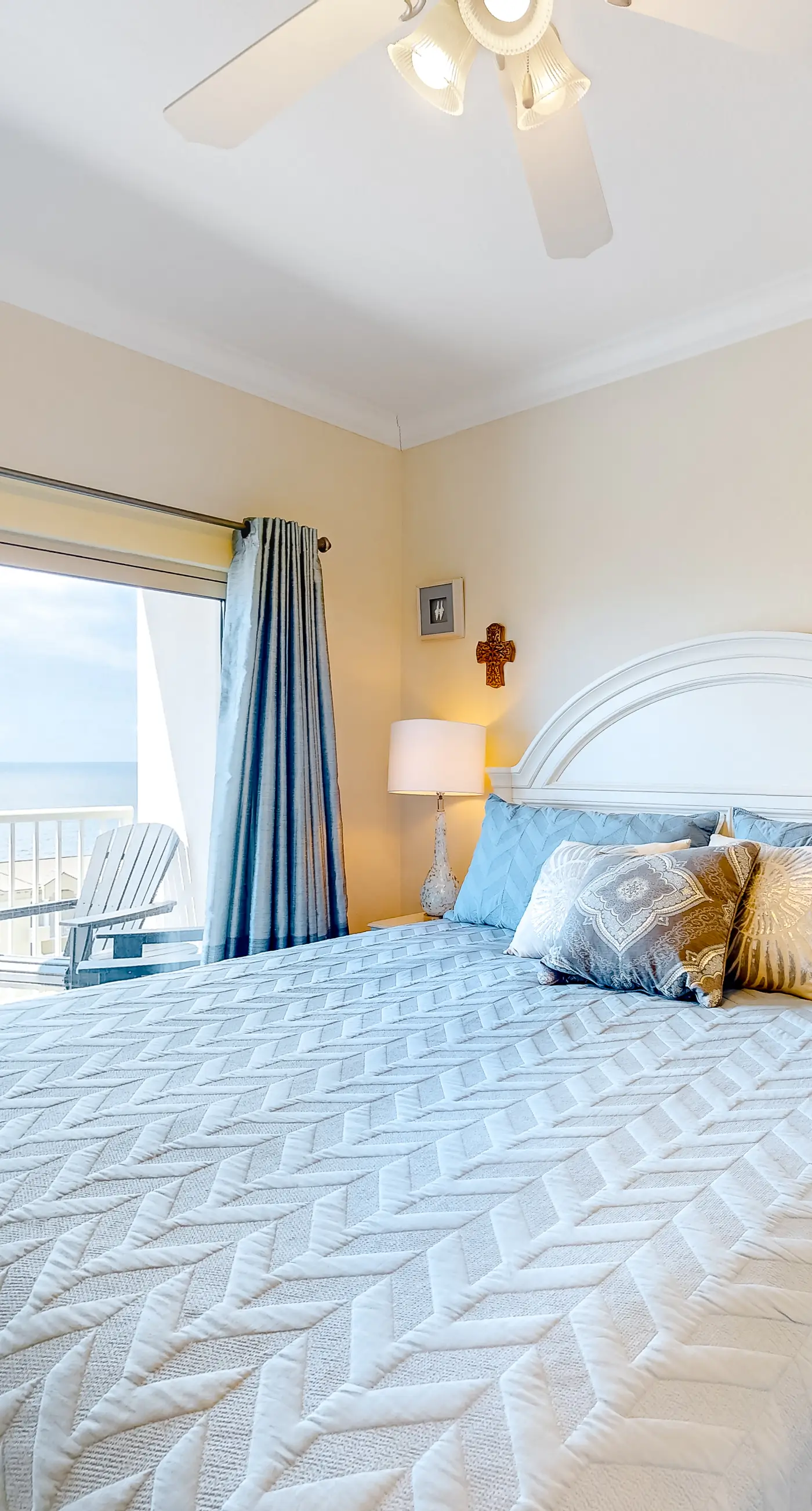 Centrally located condo w/ picturesque views & shared pools/lazy river