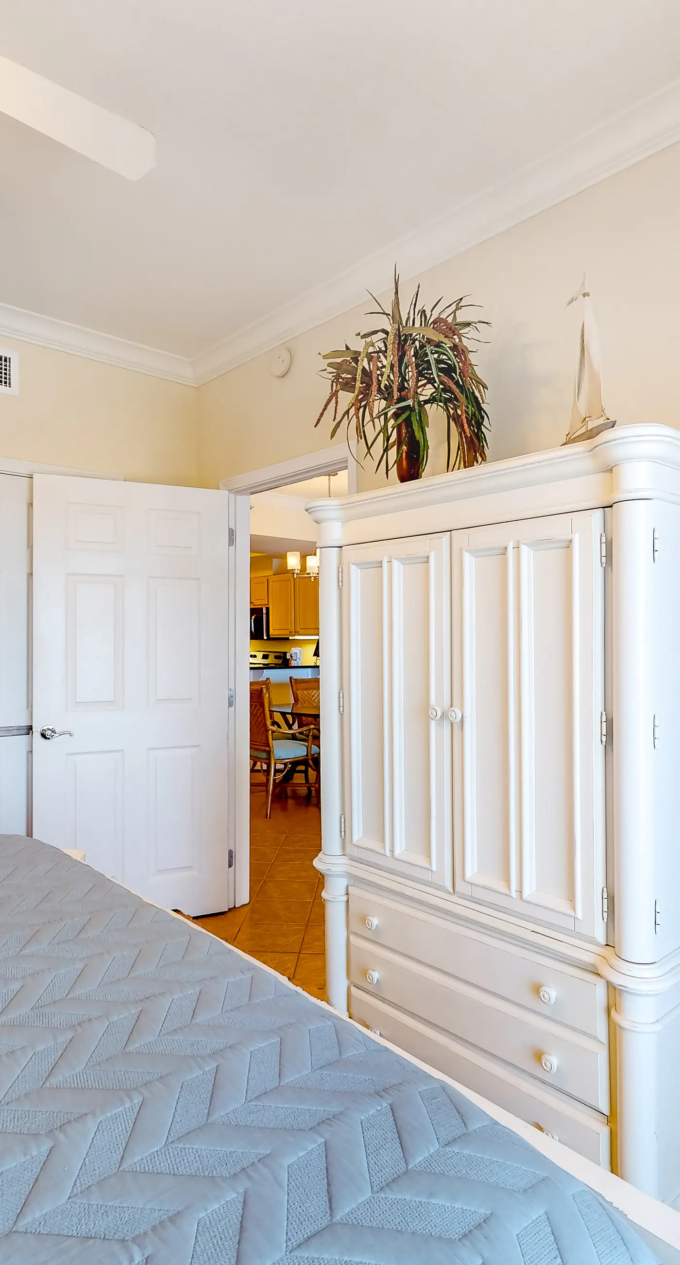 Centrally located condo w/ picturesque views & shared pools/lazy river