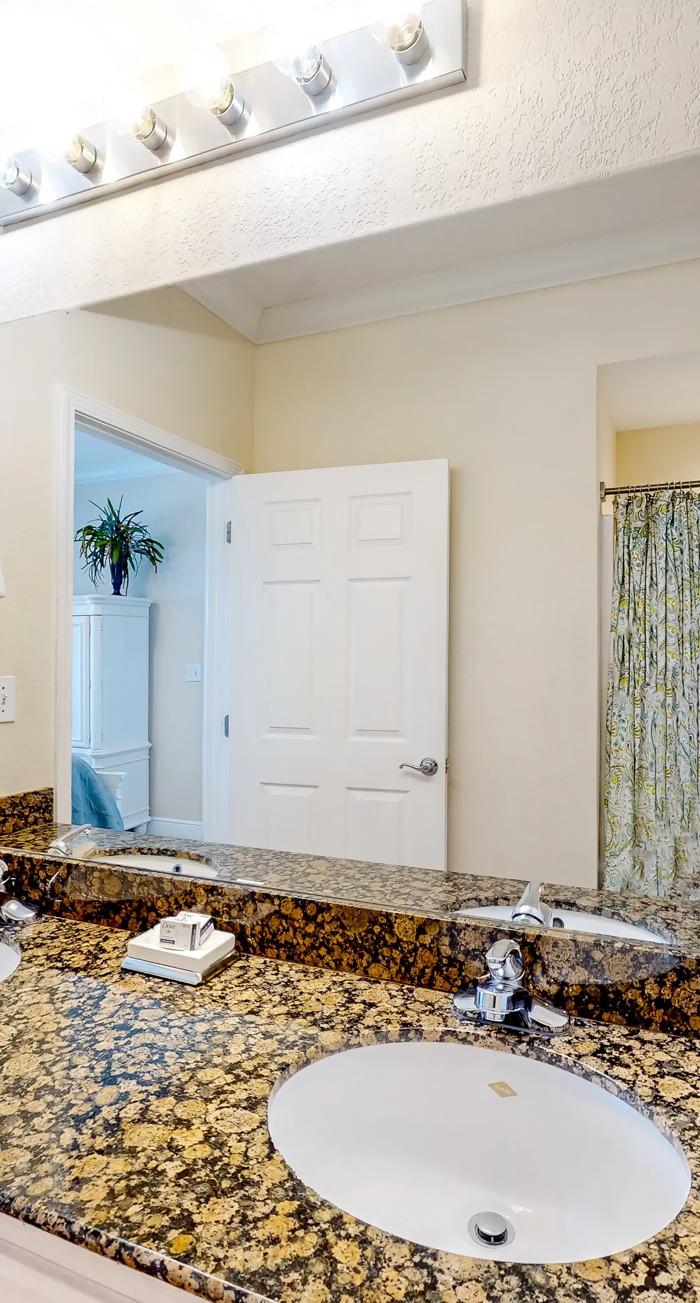 Centrally located condo w/ picturesque views & shared pools/lazy river