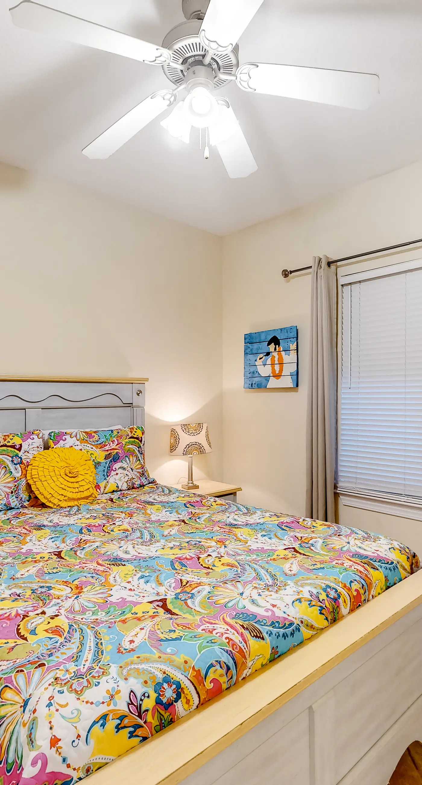 Centrally located condo w/ picturesque views & shared pools/lazy river