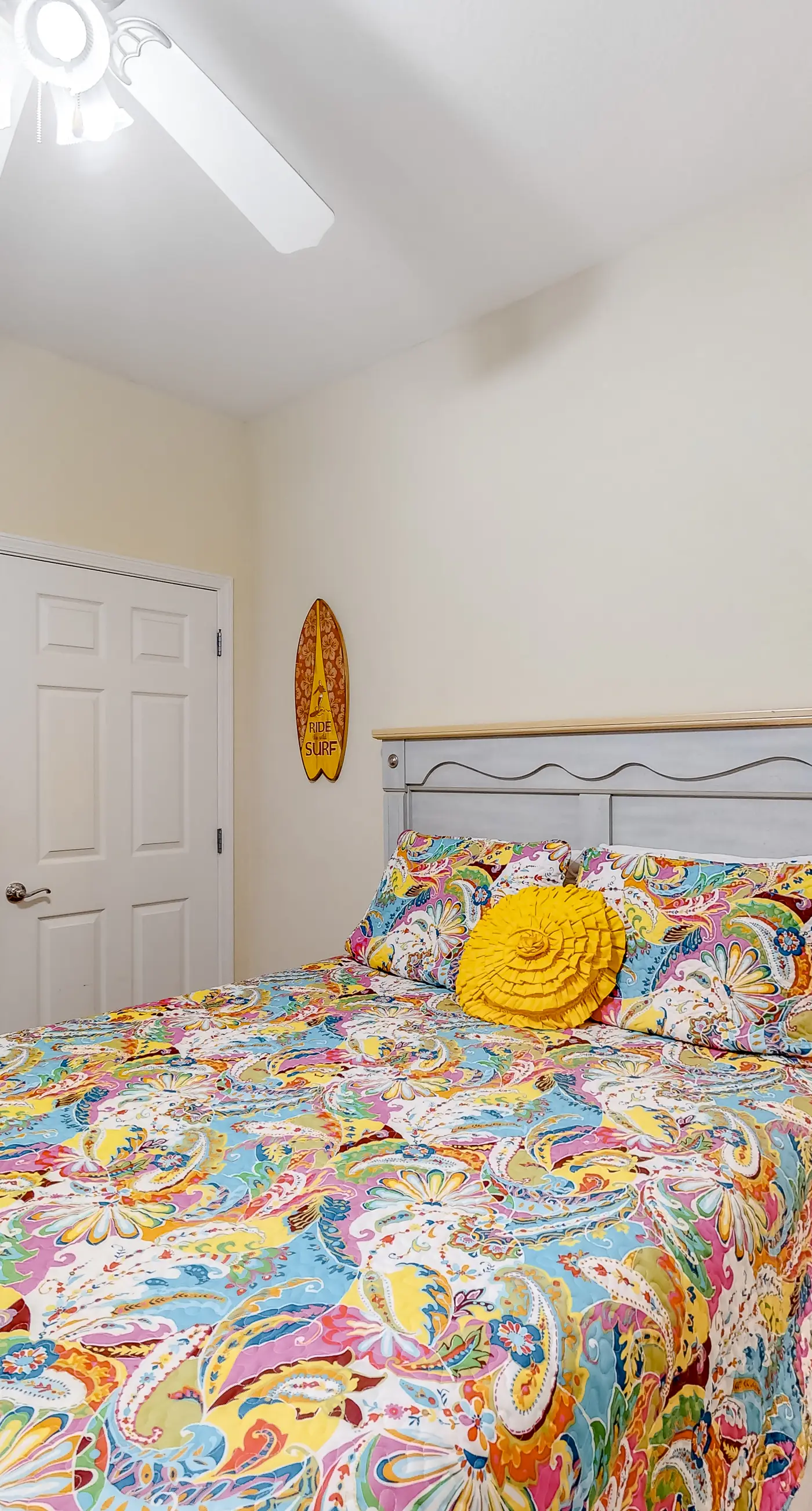 Centrally located condo w/ picturesque views & shared pools/lazy river