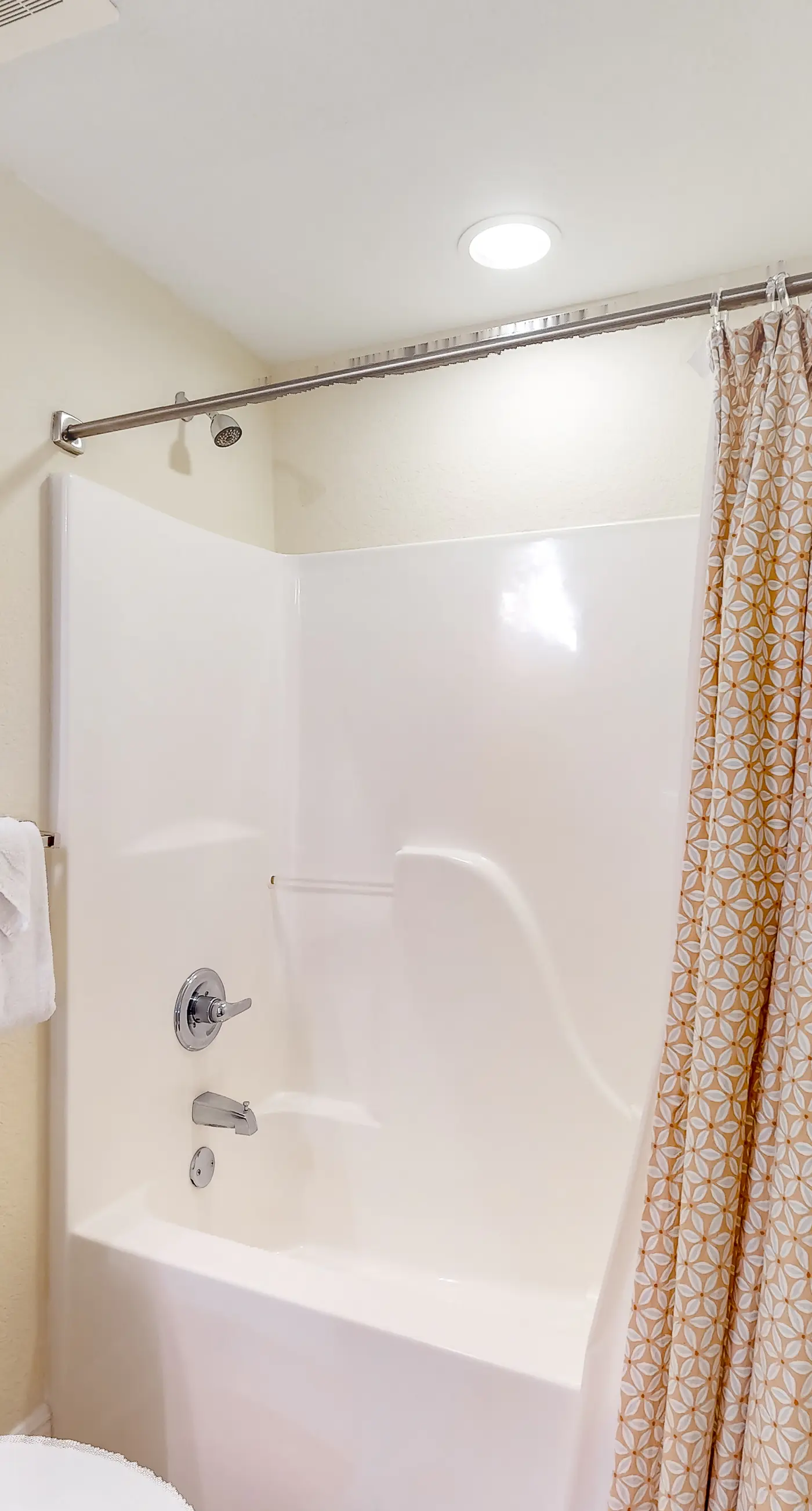 Centrally located condo w/ picturesque views & shared pools/lazy river