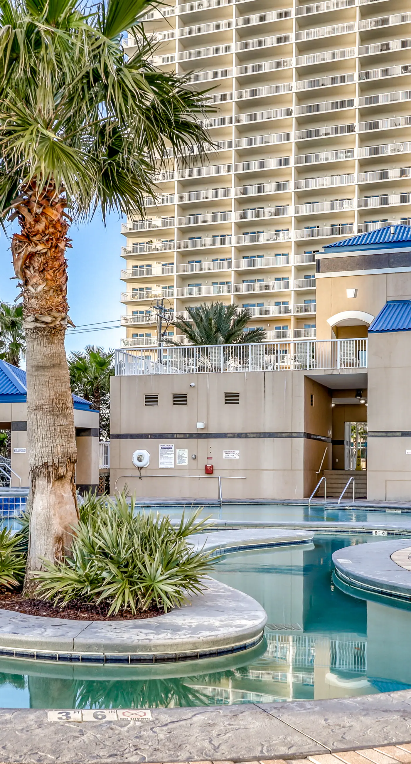Centrally located condo w/ picturesque views & shared pools/lazy river