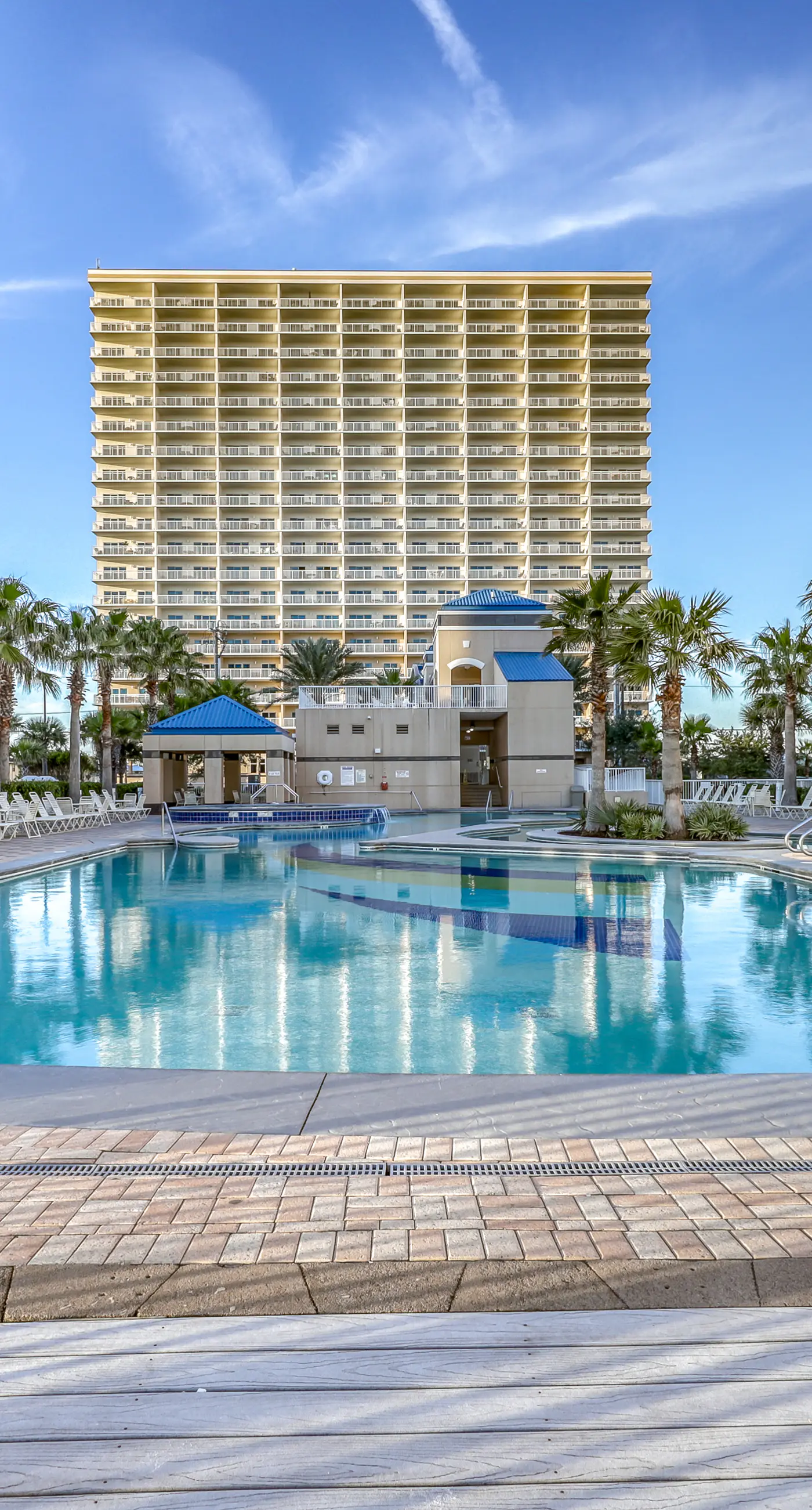 Centrally located condo w/ picturesque views & shared pools/lazy river