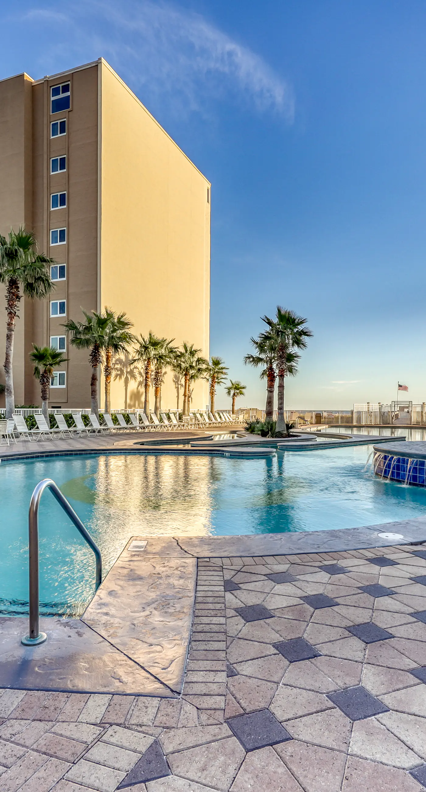 Centrally located condo w/ picturesque views & shared pools/lazy river