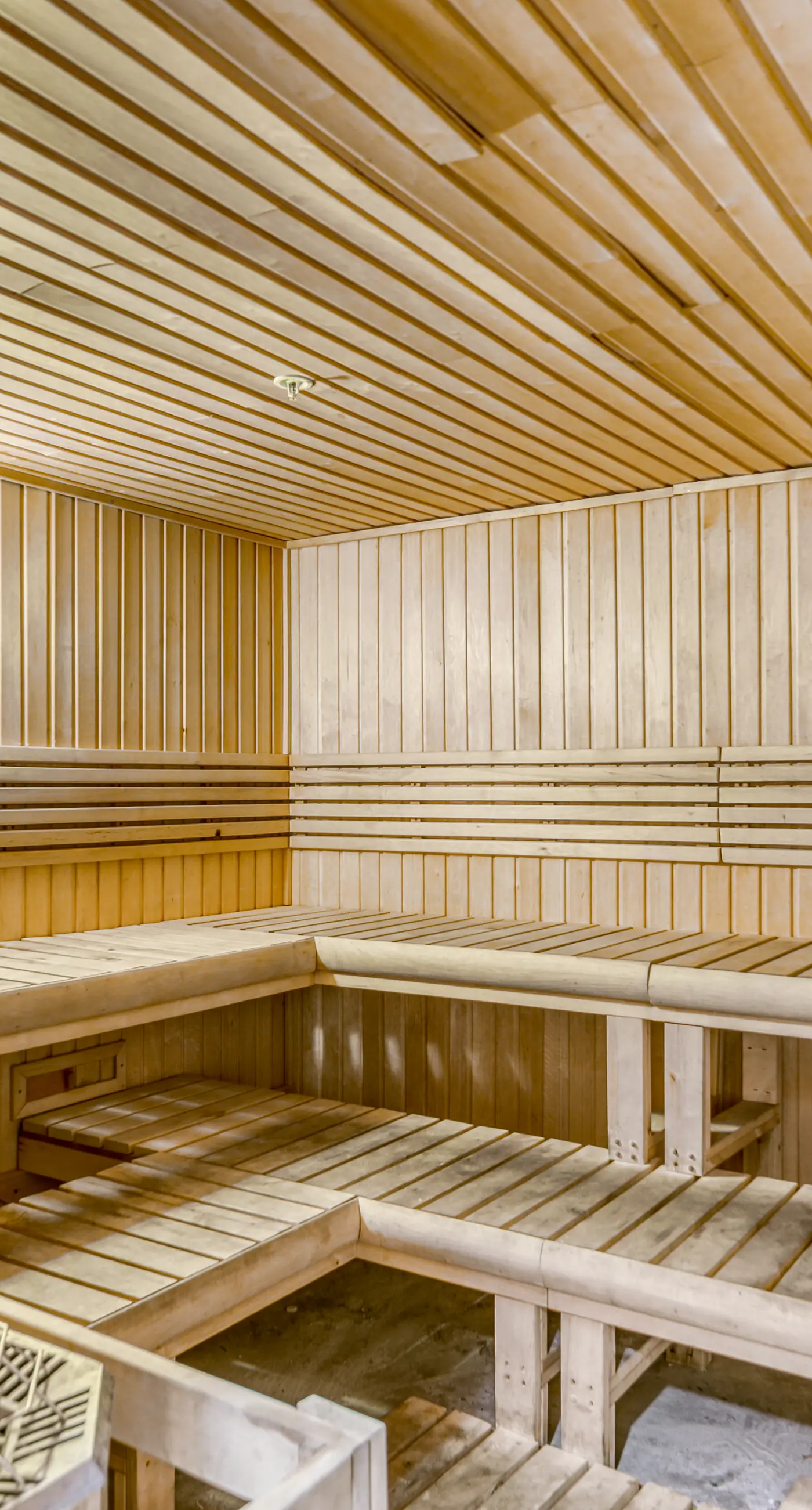 Centrally located condo w/ picturesque views & shared pools/lazy river