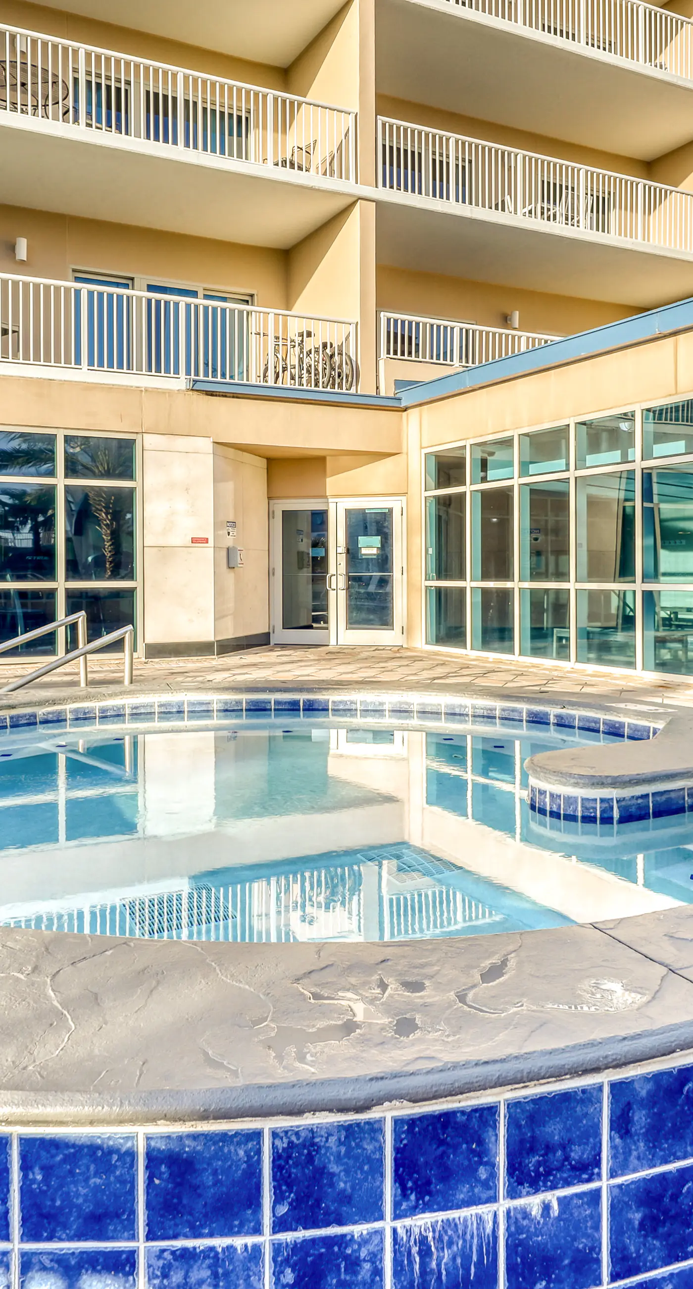 Centrally located condo w/ picturesque views & shared pools/lazy river